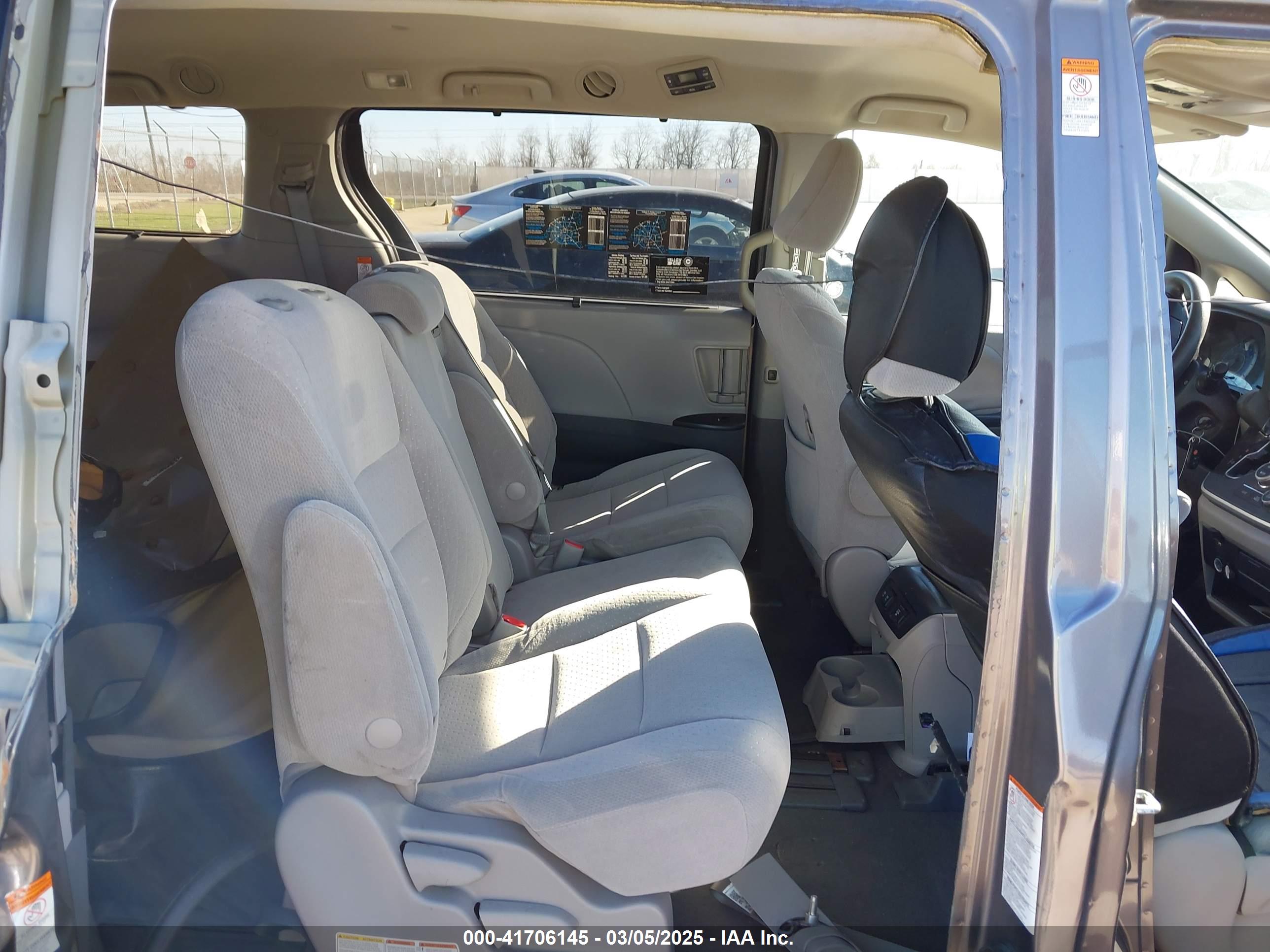 TOYOTA SIENNA image 8