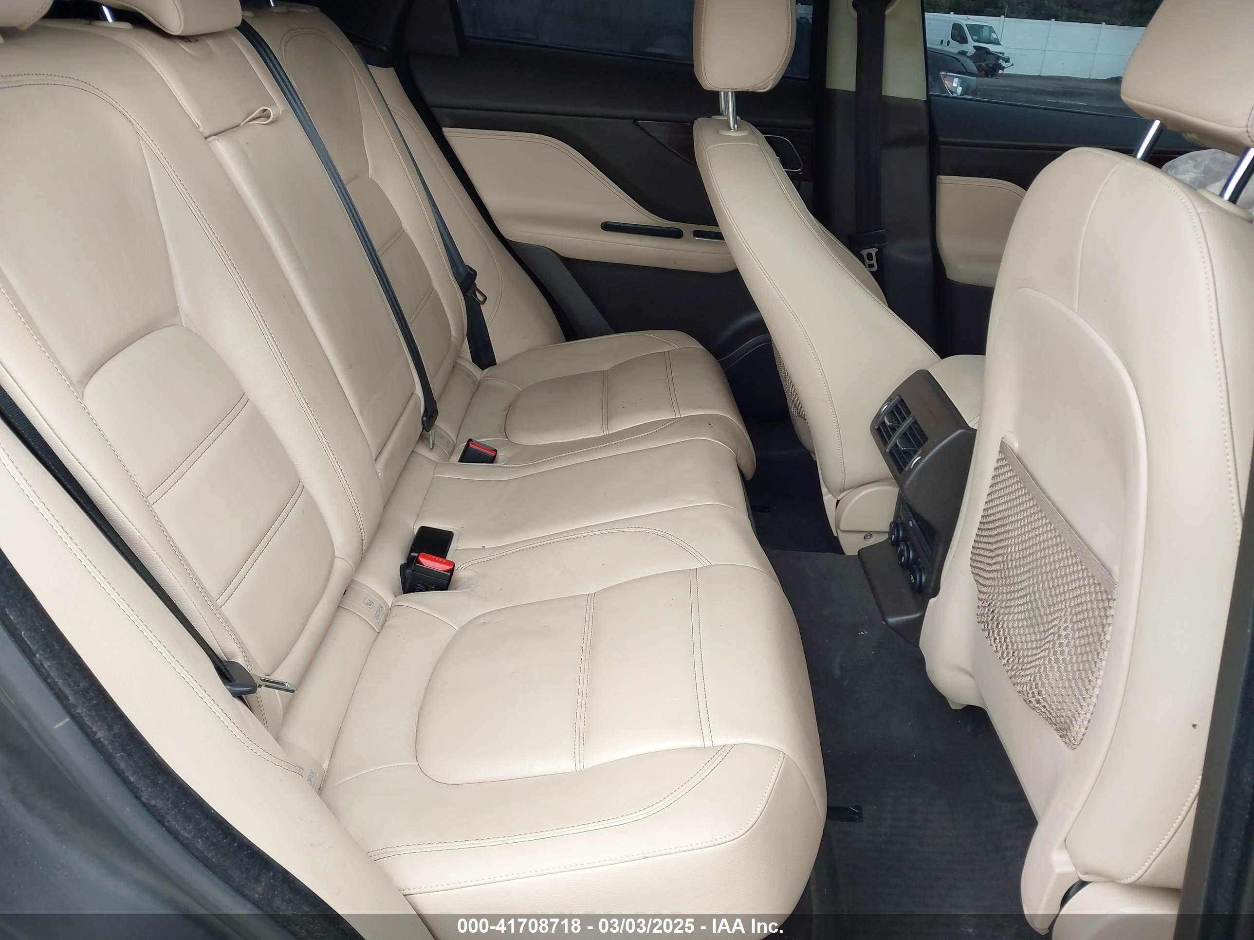 JAGUAR F-PACE image 8