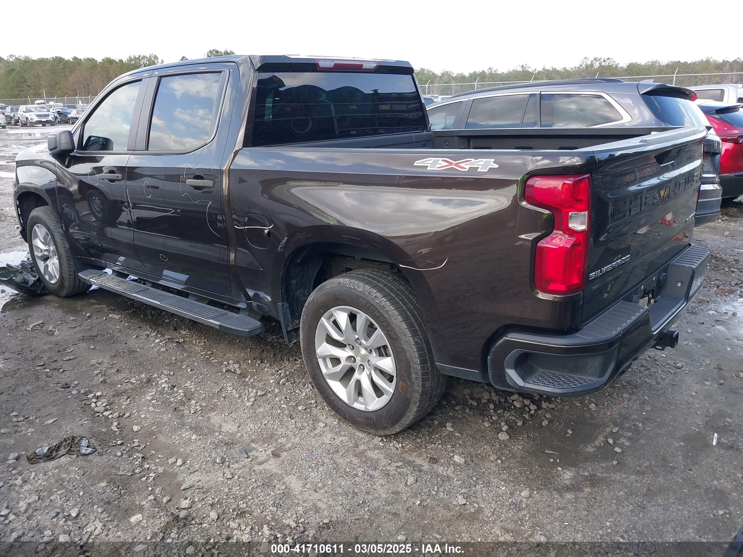 CHEVROLET SILVERADO image 3