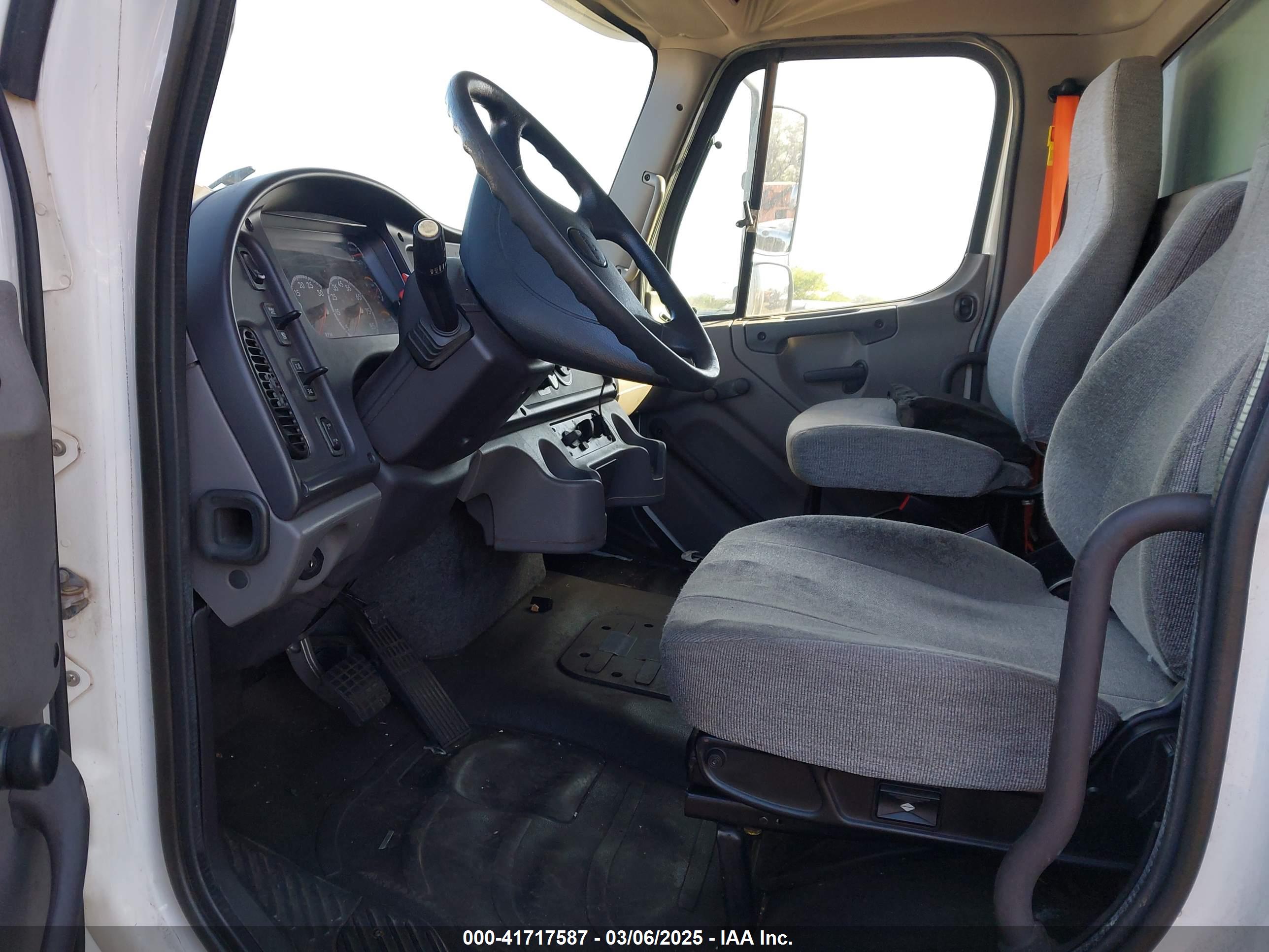 FREIGHTLINER M2 image 8