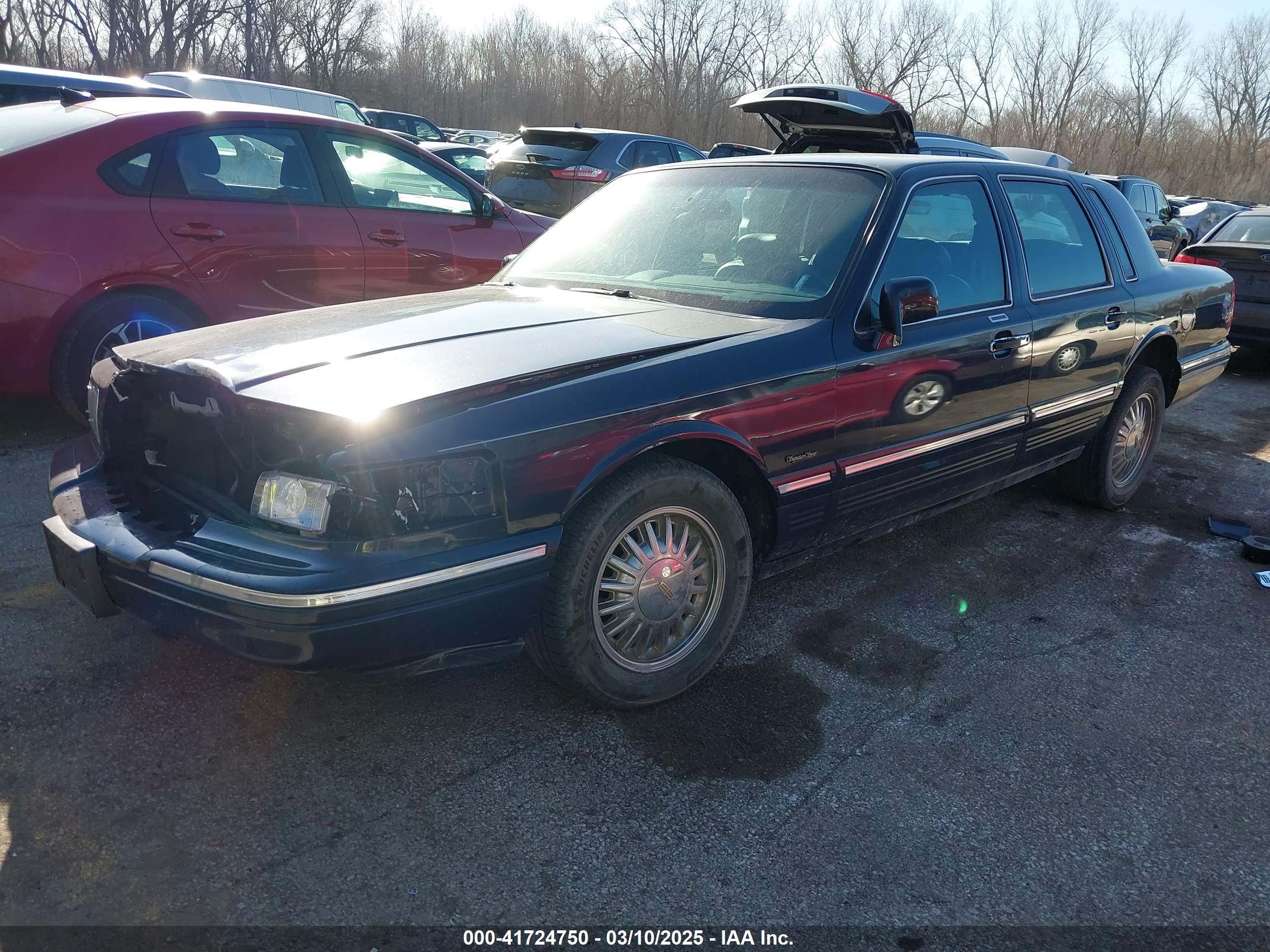 LINCOLN TOWN image 2