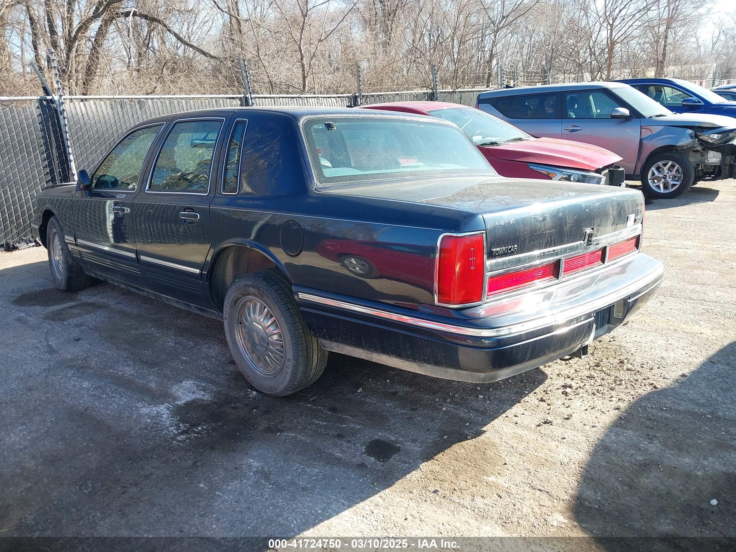 LINCOLN TOWN image 3