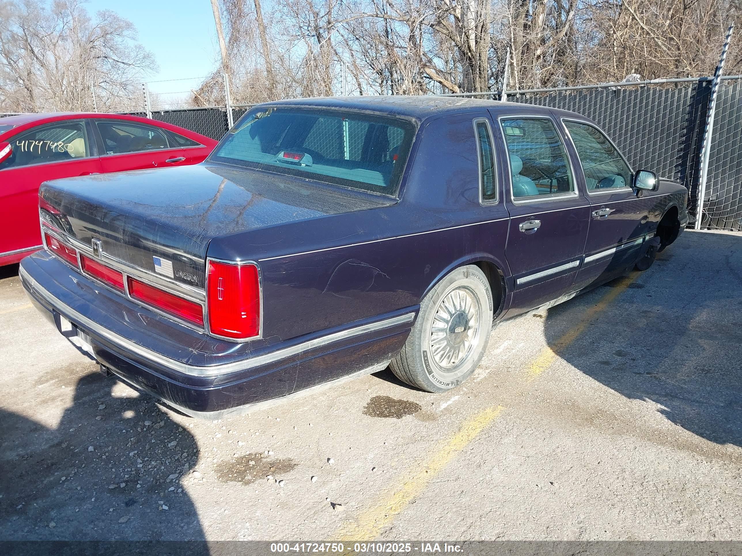 LINCOLN TOWN image 4