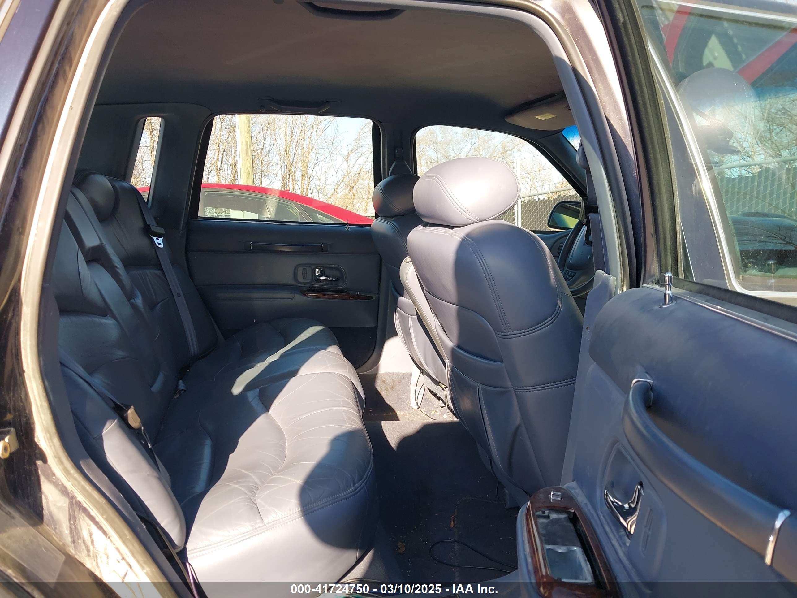 LINCOLN TOWN image 8