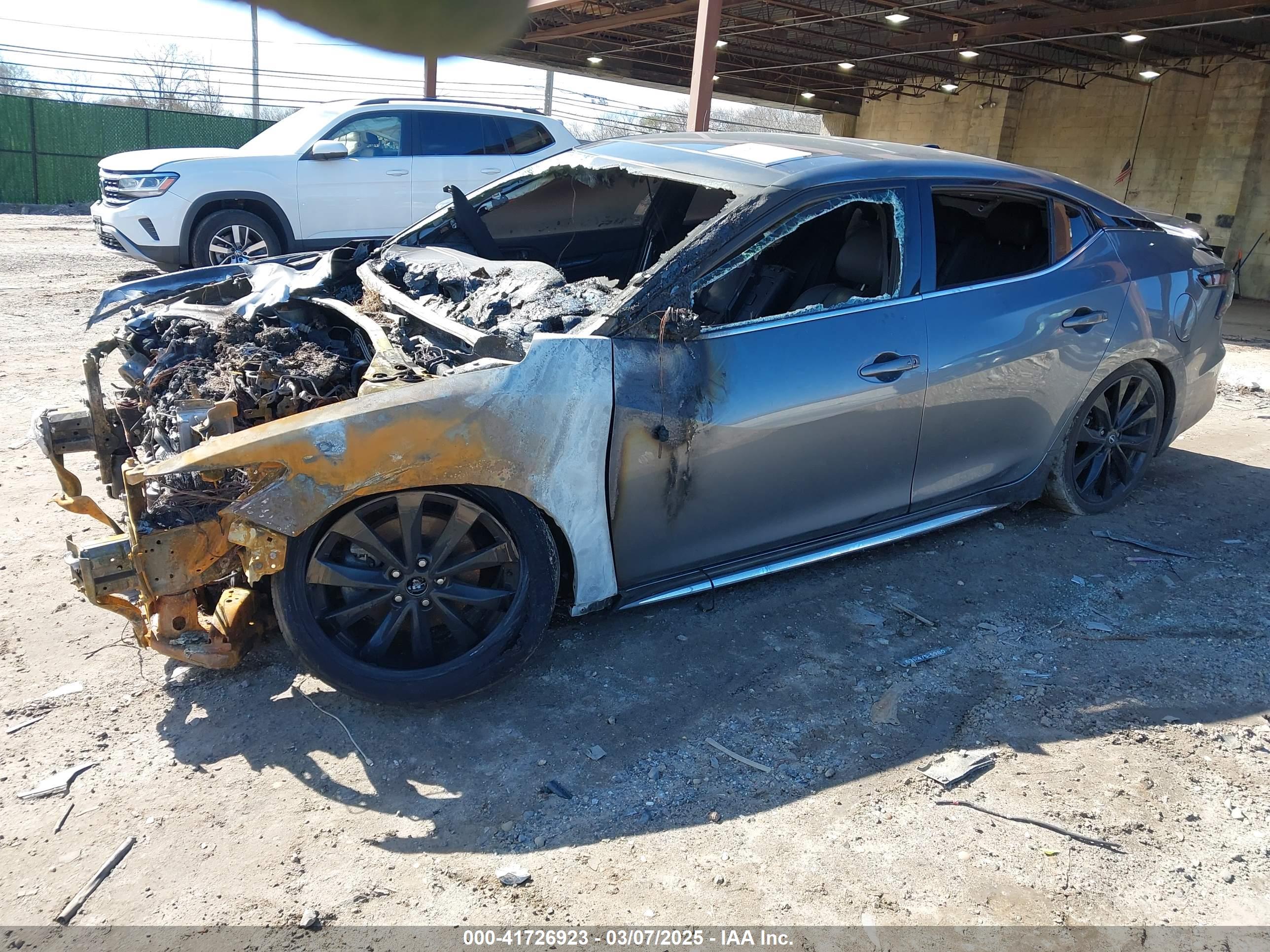NISSAN MAXIMA image 2