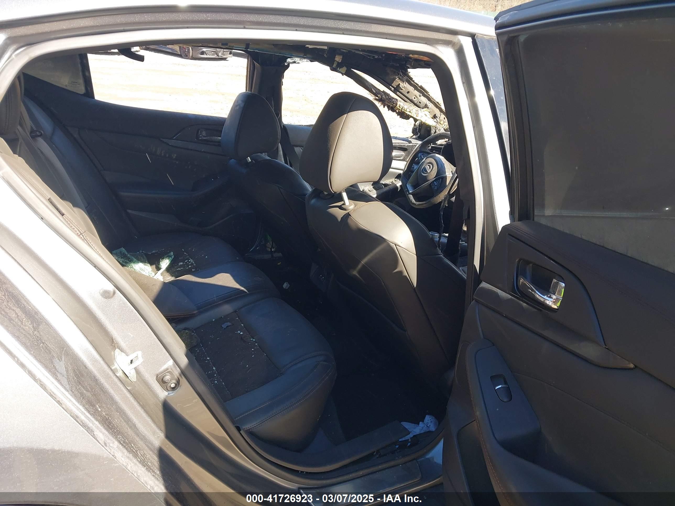NISSAN MAXIMA image 8