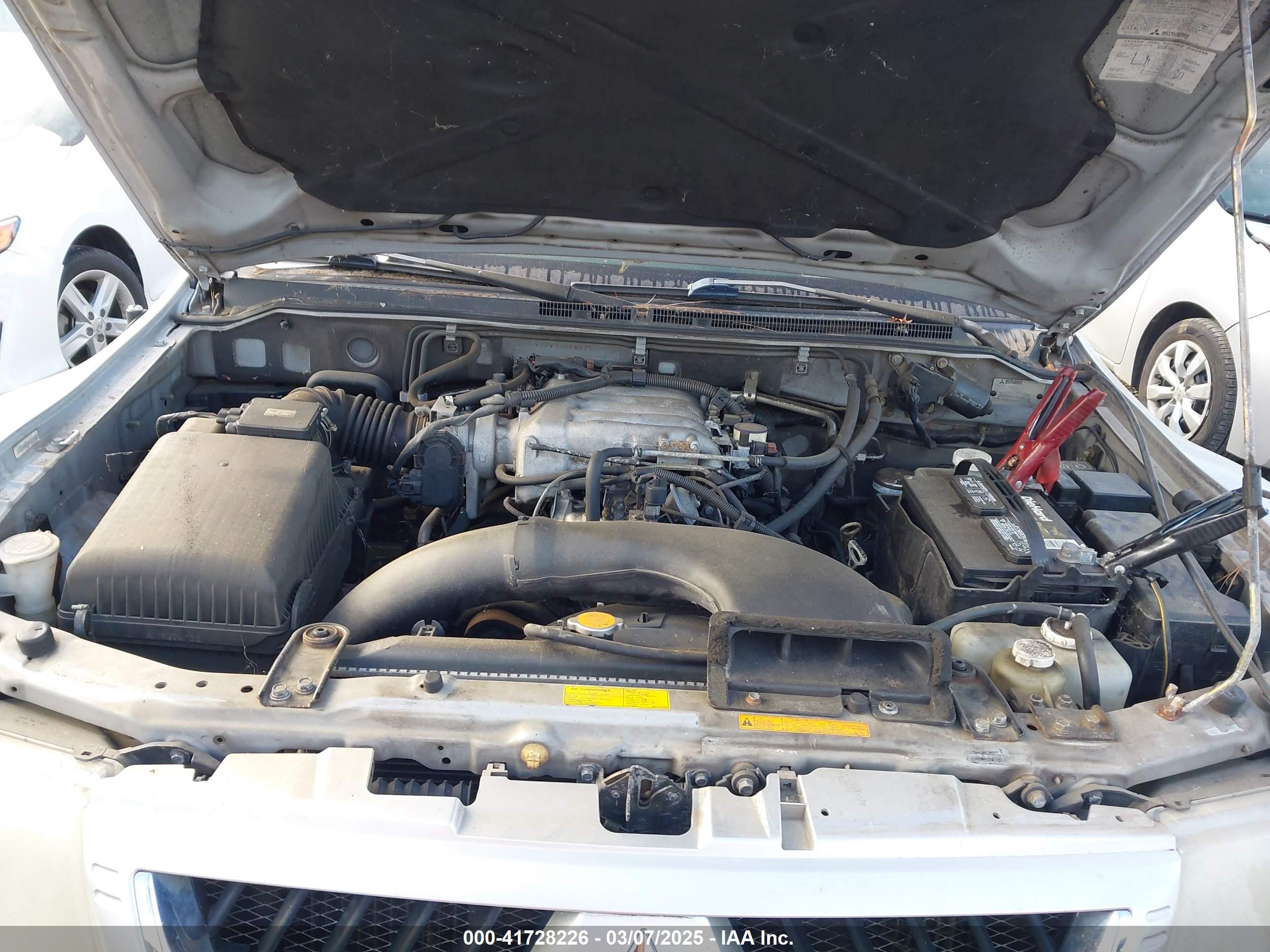 MITSUBISHI MONTERO image 10