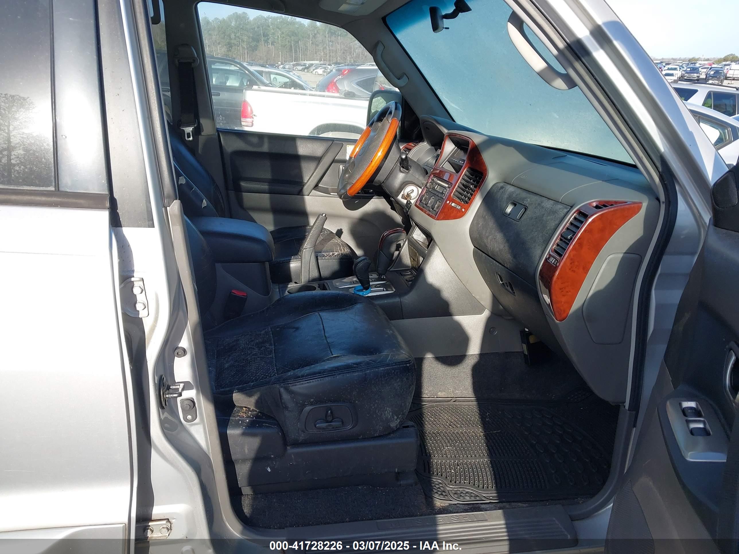 MITSUBISHI MONTERO image 5