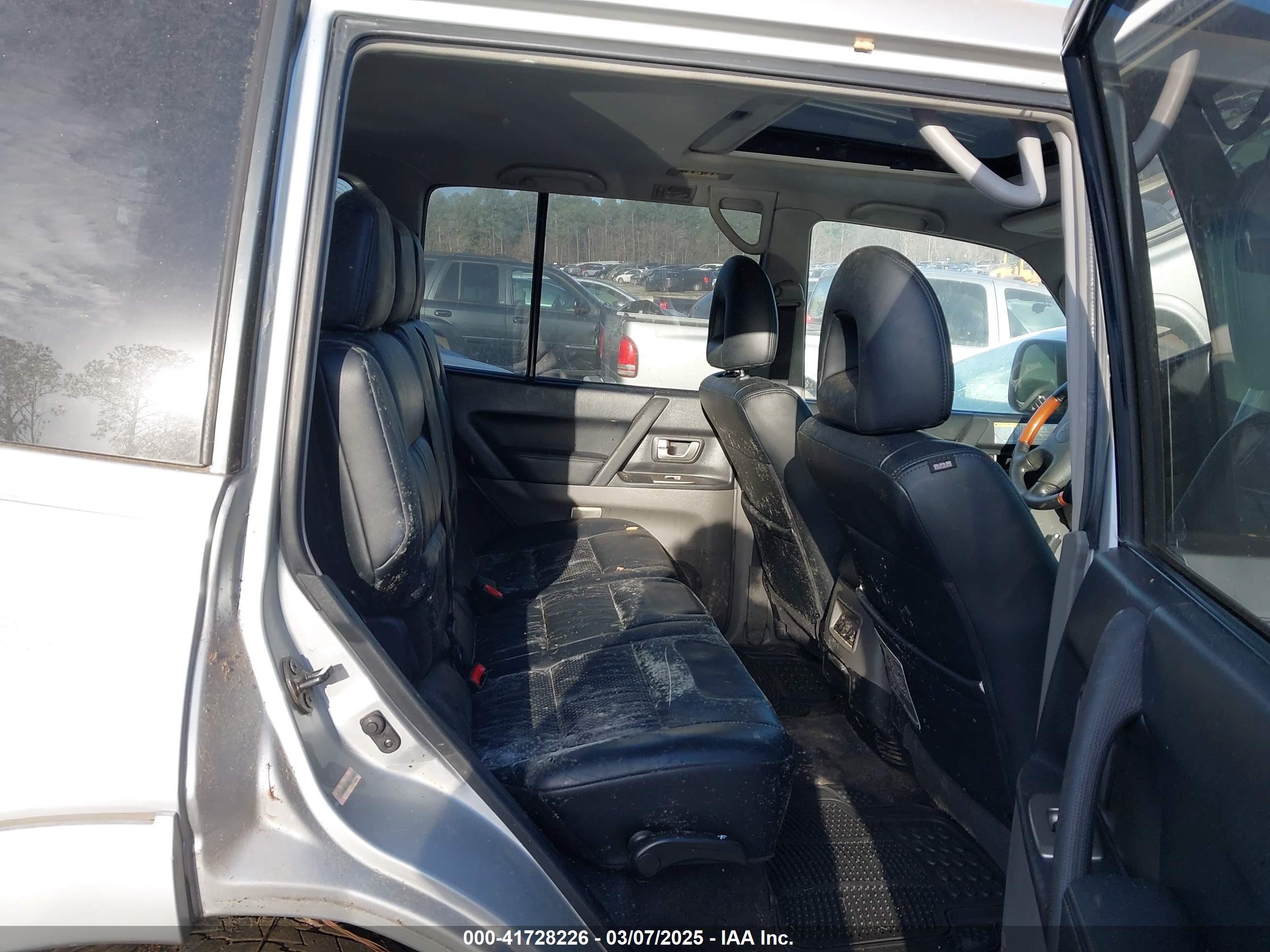 MITSUBISHI MONTERO image 8