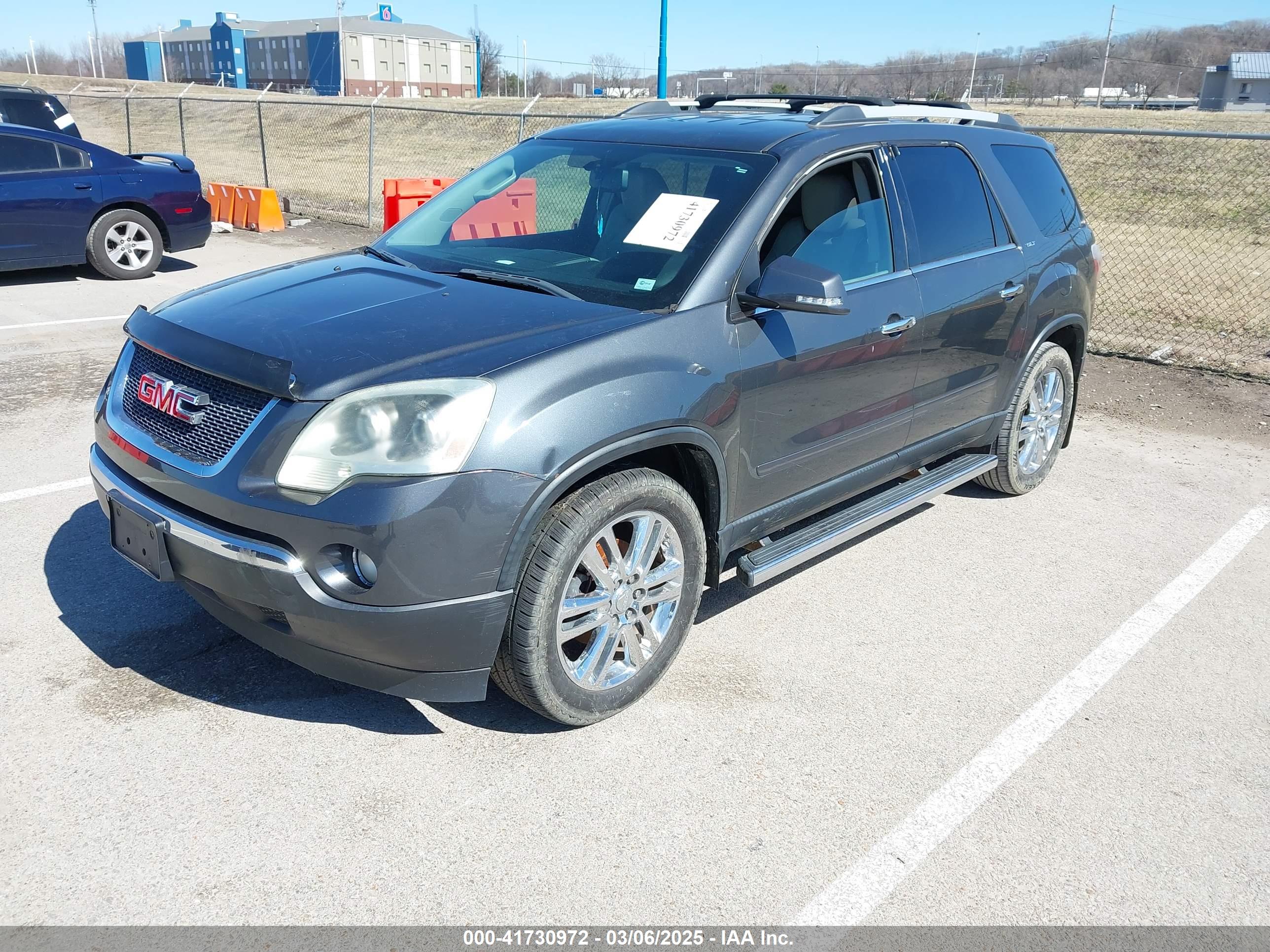 GMC ACADIA image 2