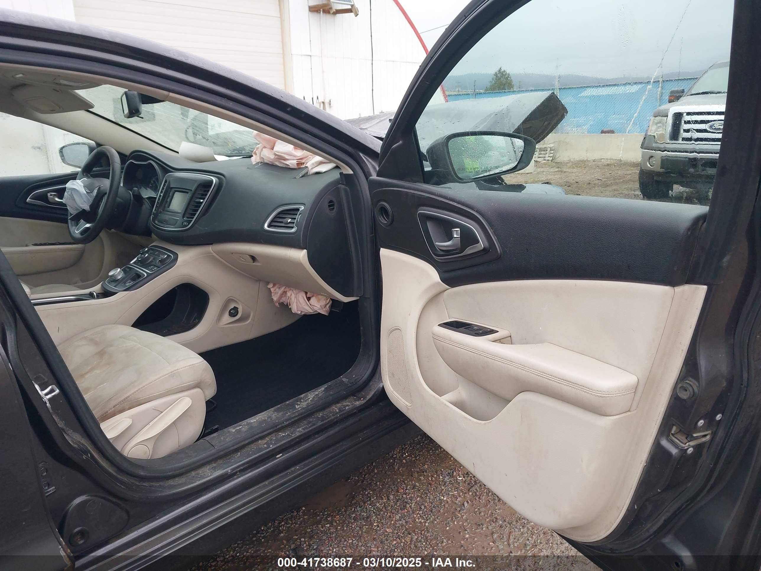CHRYSLER 200 image 5