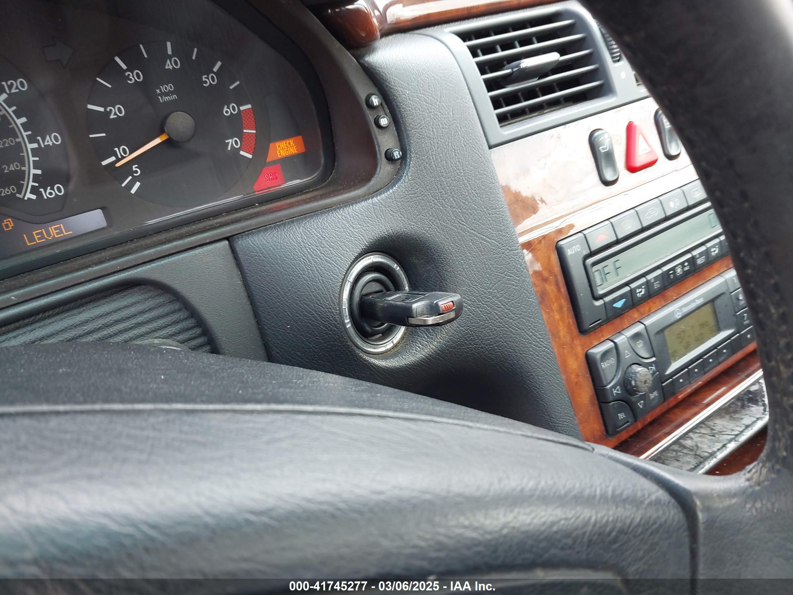 MERCEDES-BENZ E image 11