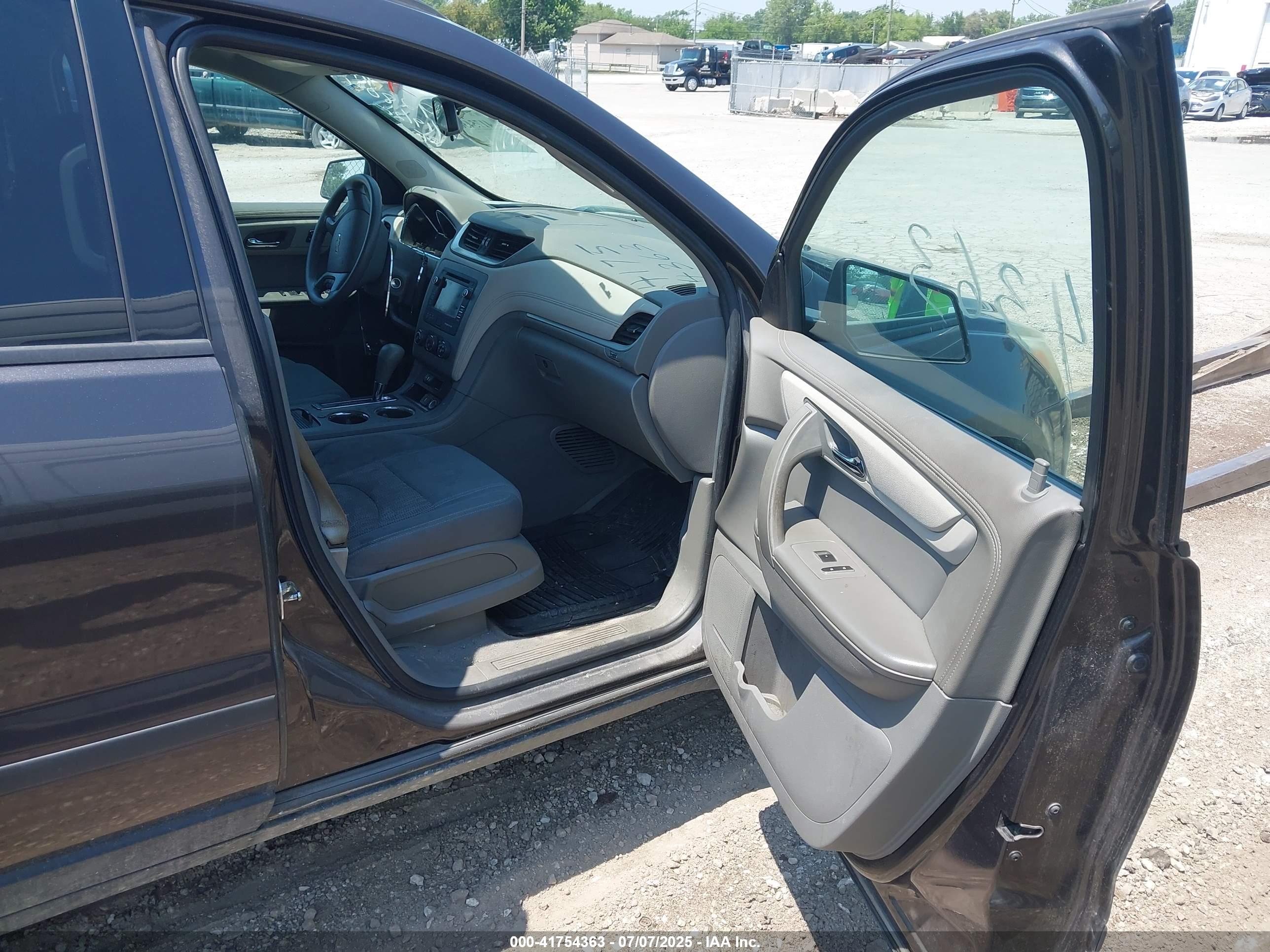 CHEVROLET TRAVERSE image 5