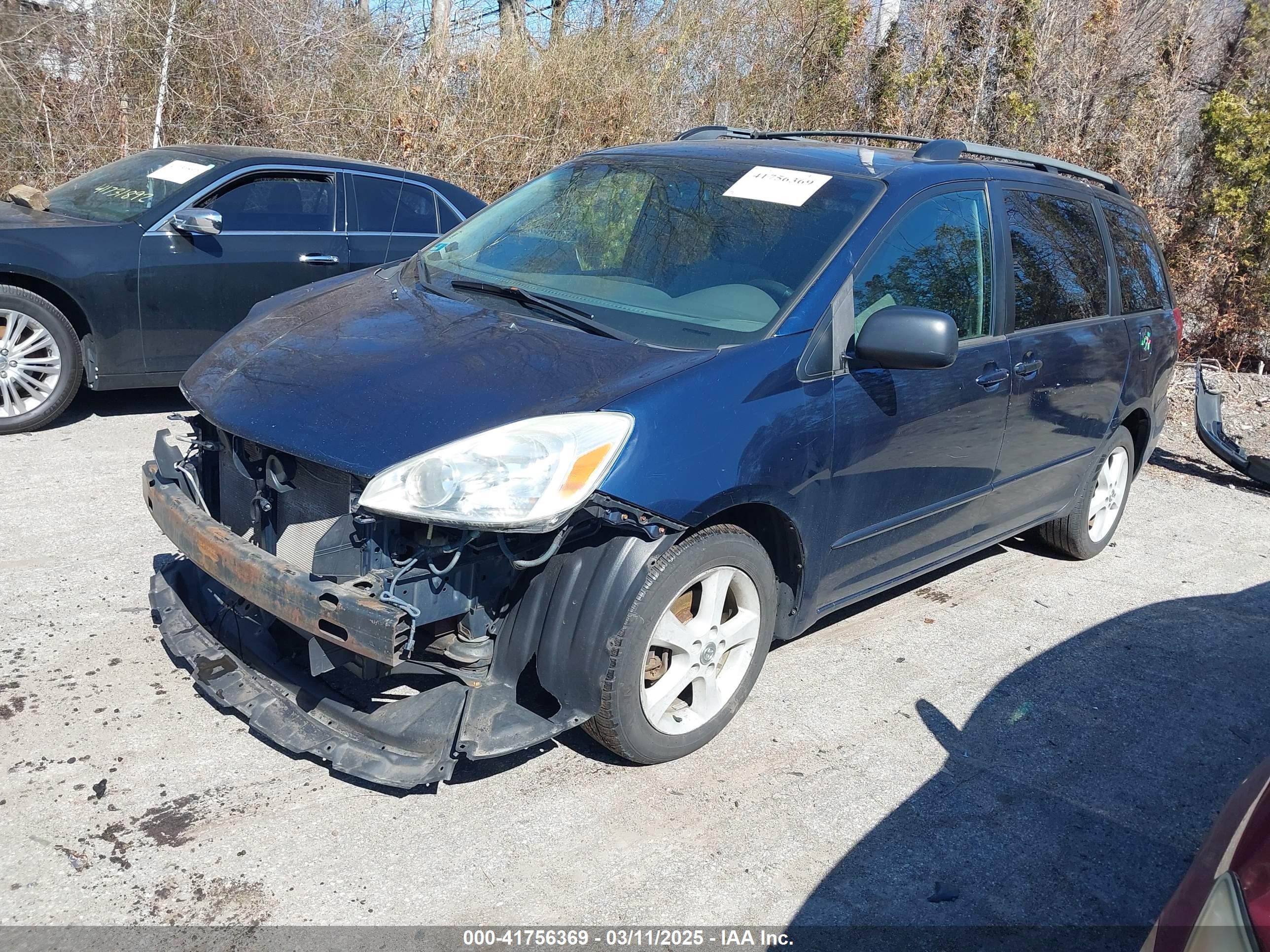 TOYOTA SIENNA image 2