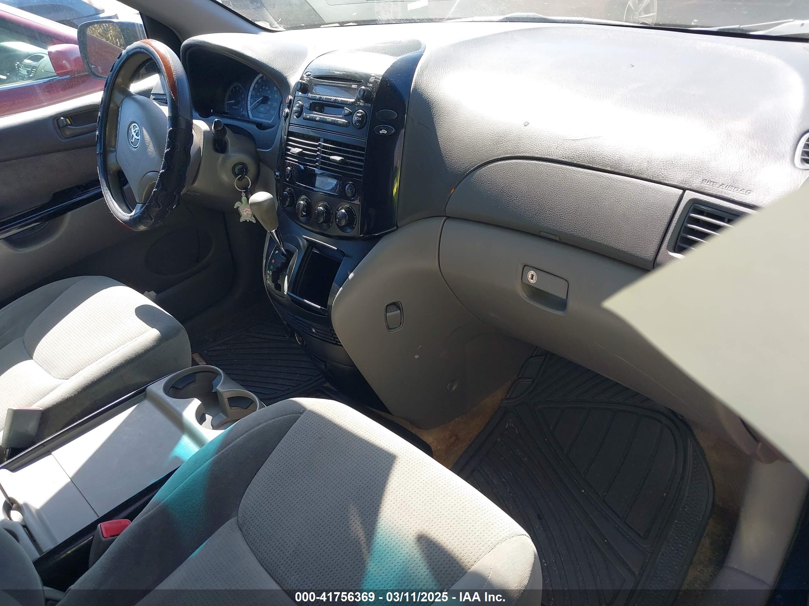 TOYOTA SIENNA image 5
