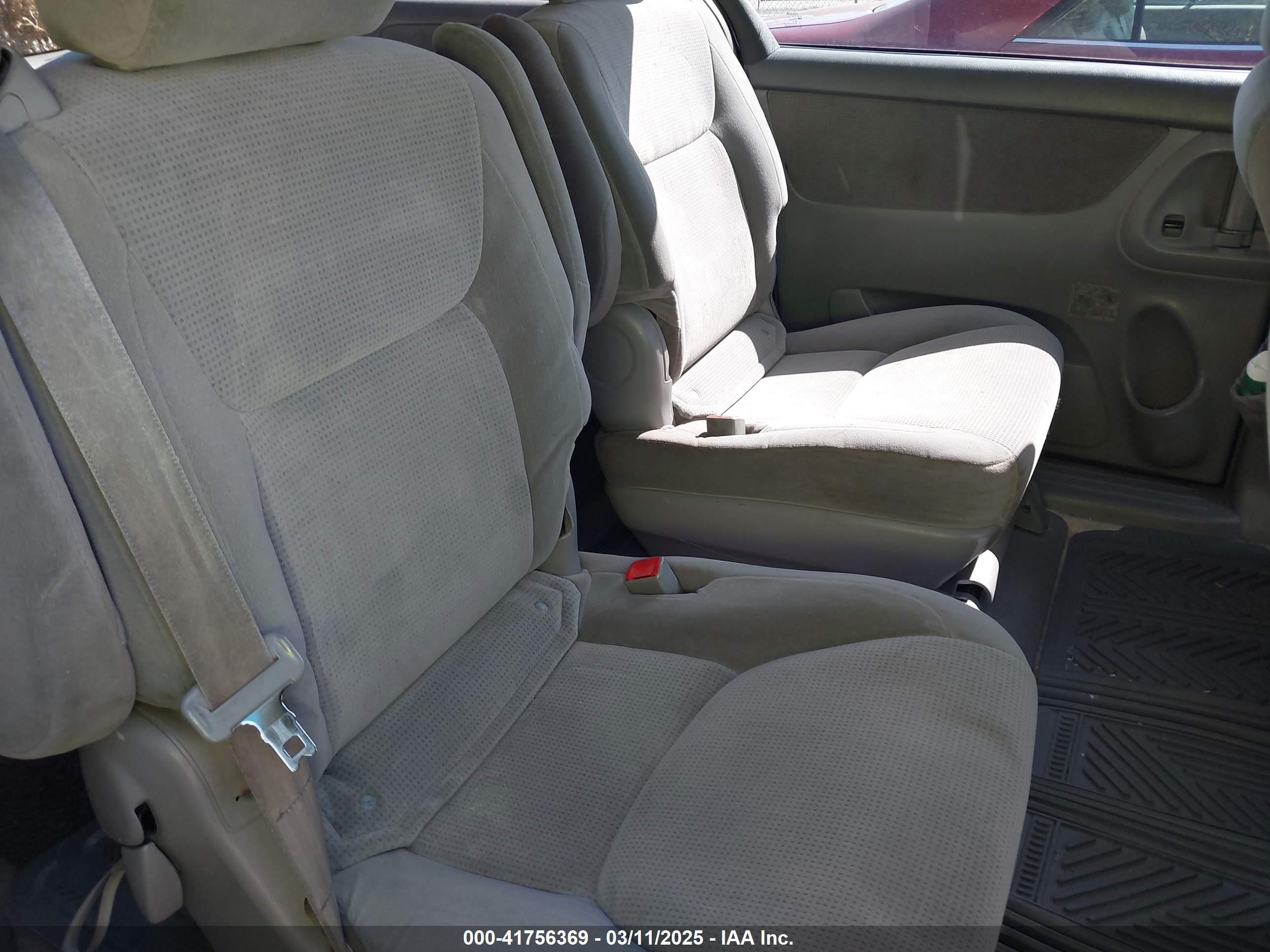 TOYOTA SIENNA image 8