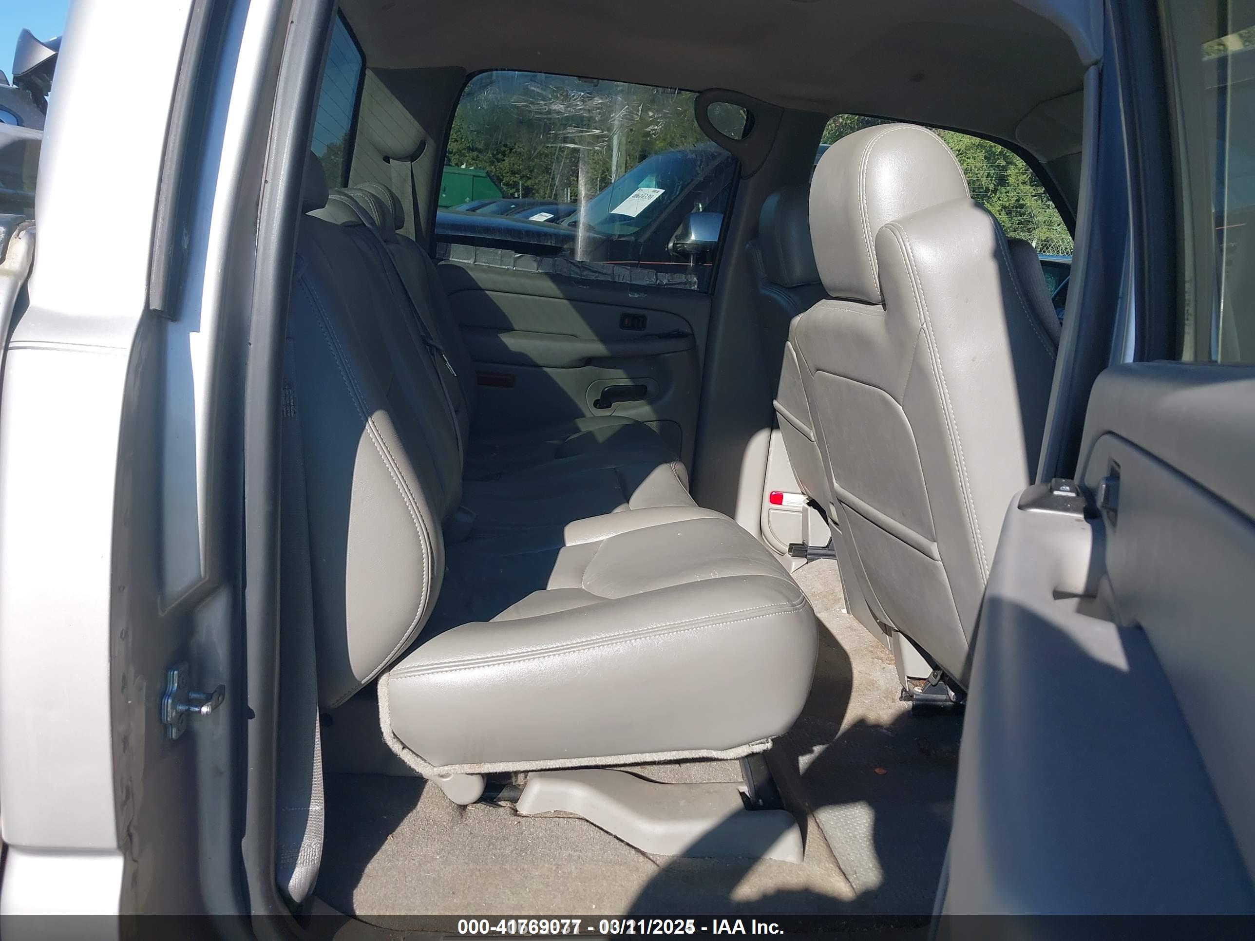 CHEVROLET SILVERADO image 8