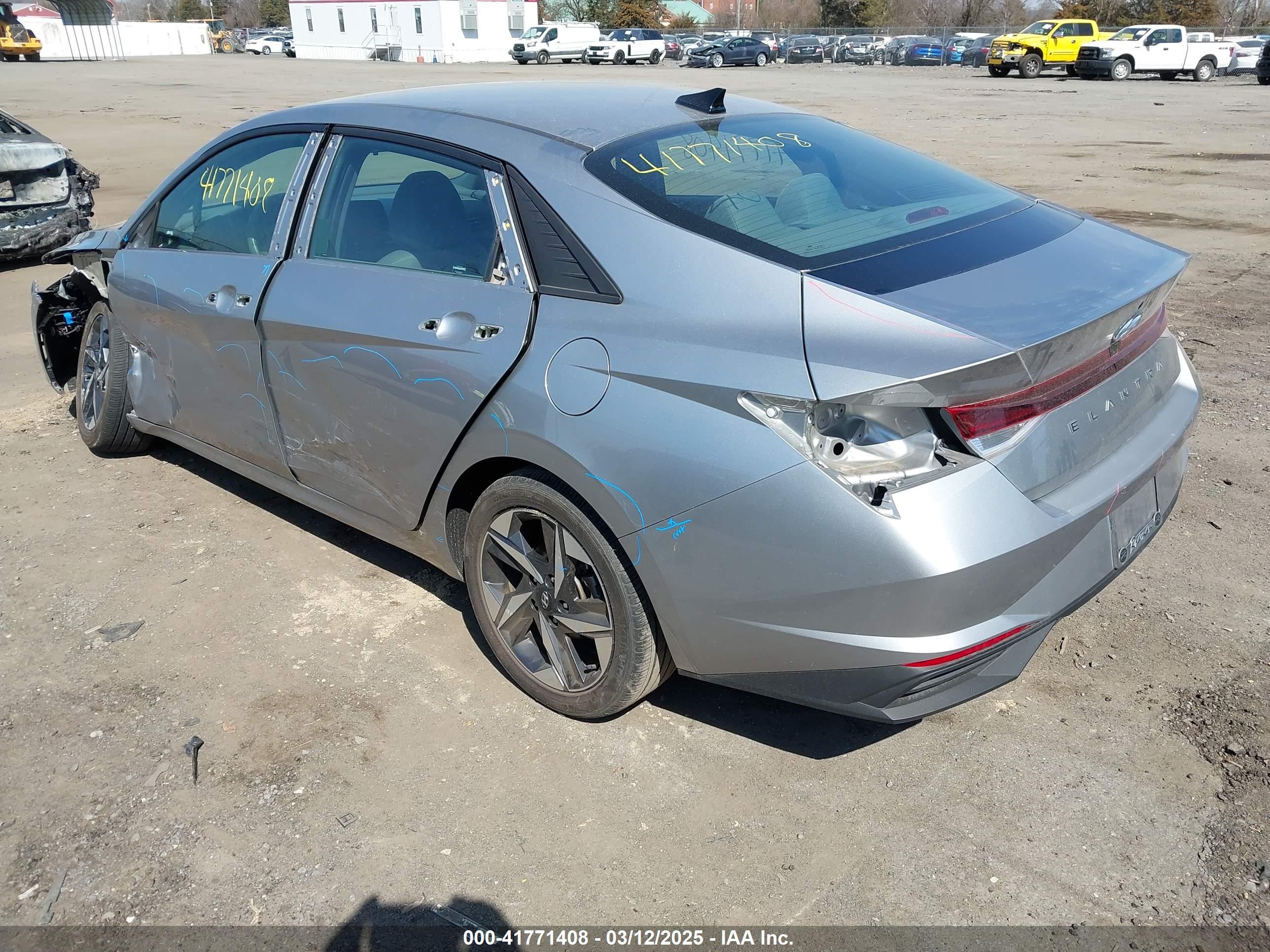 HYUNDAI ELANTRA image 3