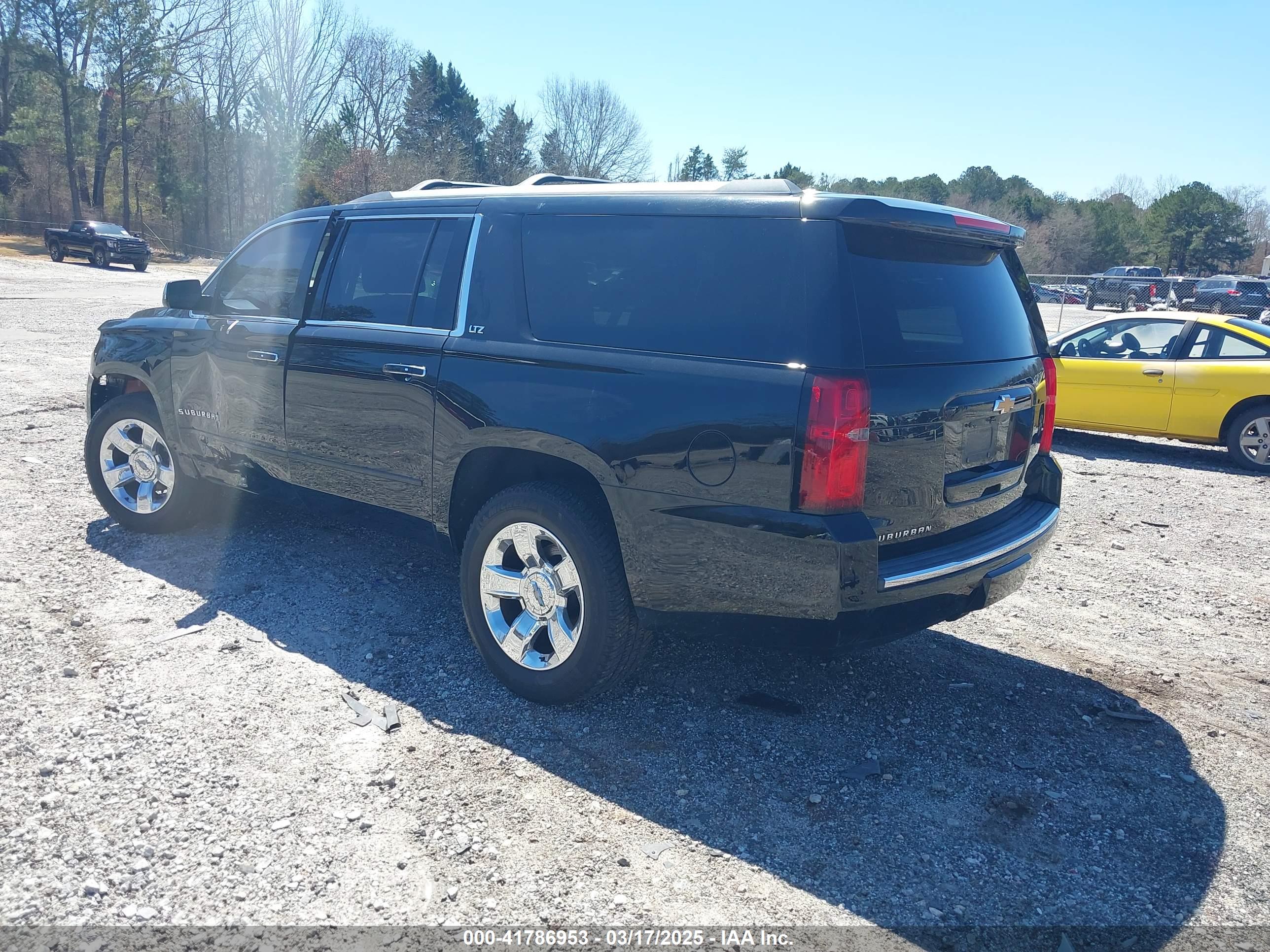 CHEVROLET SUBURBAN image 3