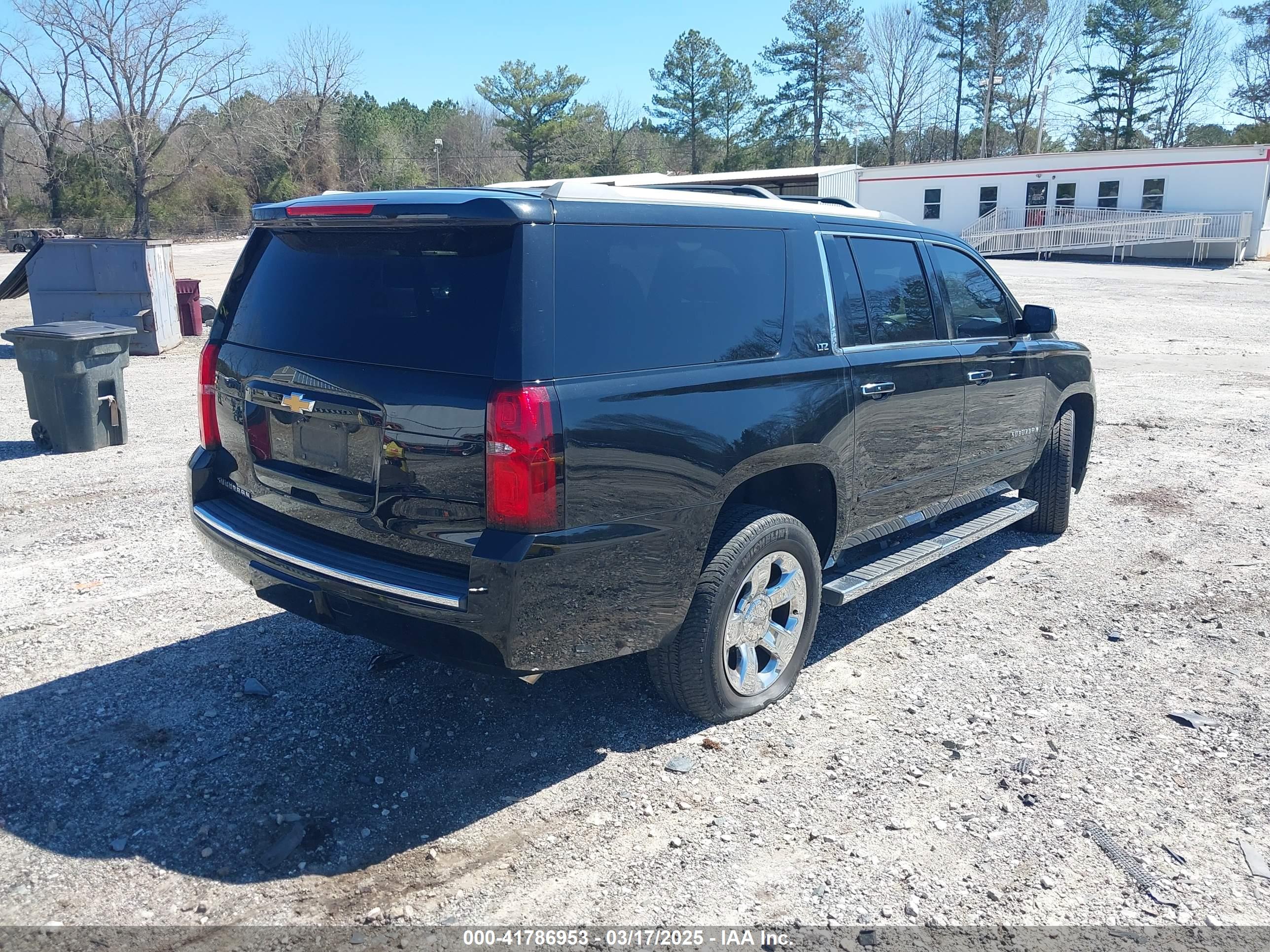 CHEVROLET SUBURBAN image 4