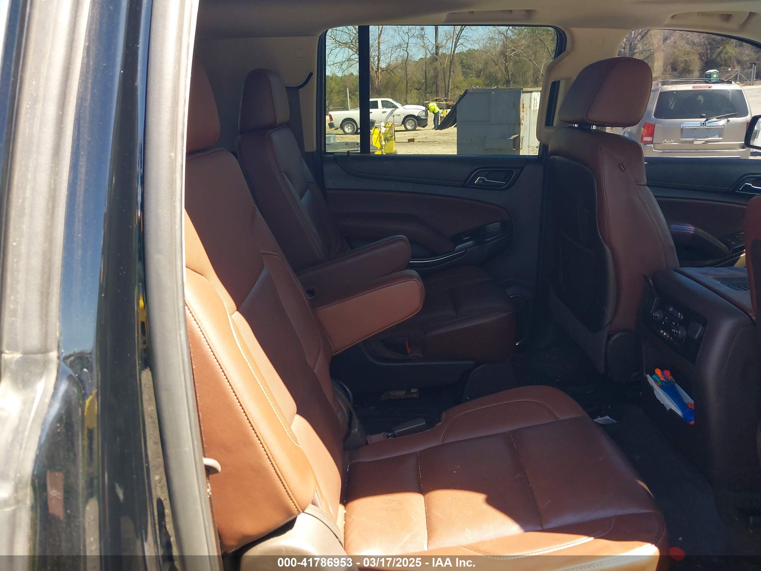 CHEVROLET SUBURBAN image 8