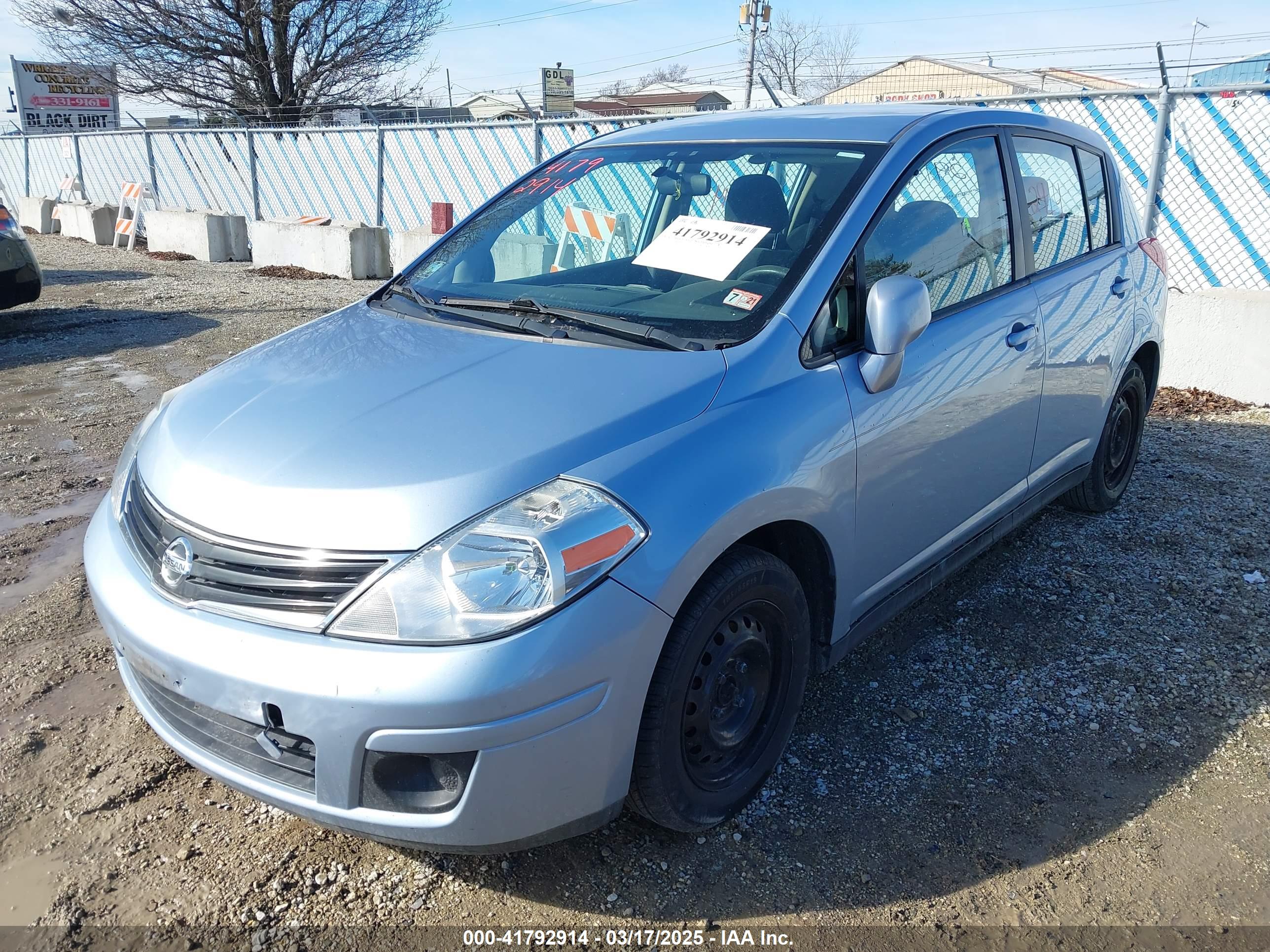 NISSAN VERSA image 2