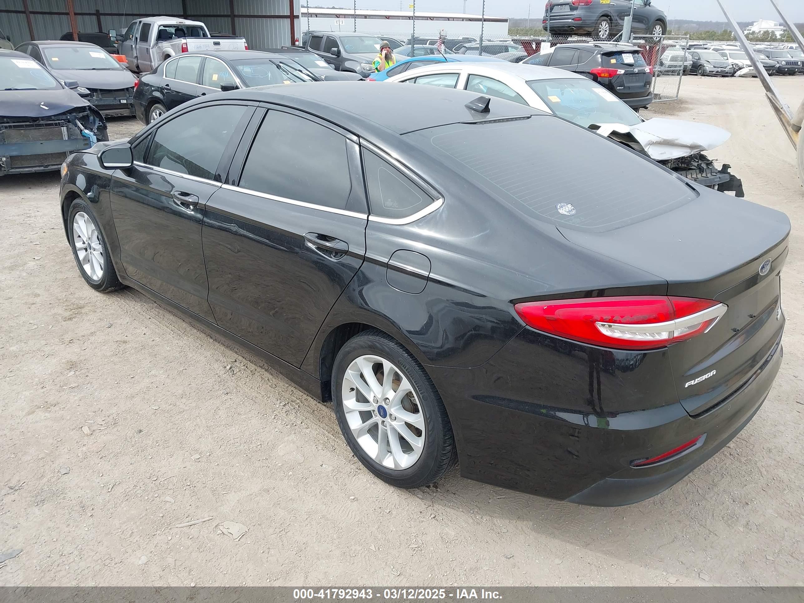 FORD FUSION image 3