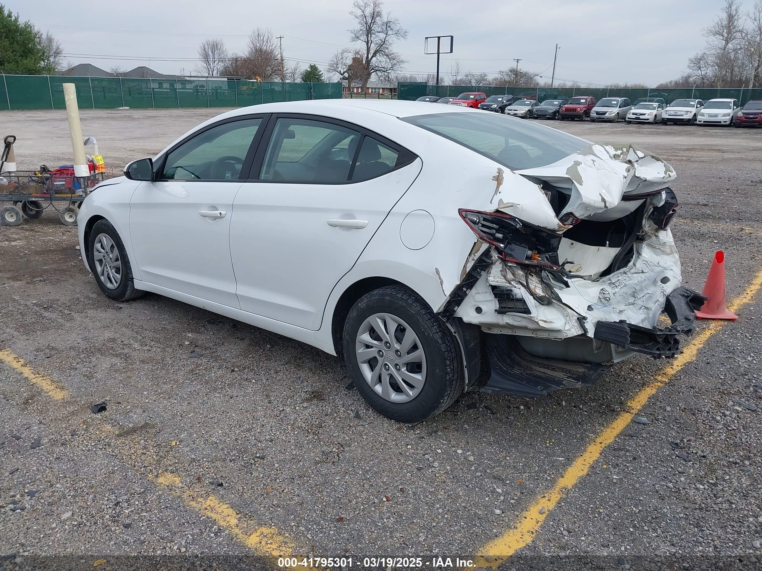 HYUNDAI ELANTRA image 3
