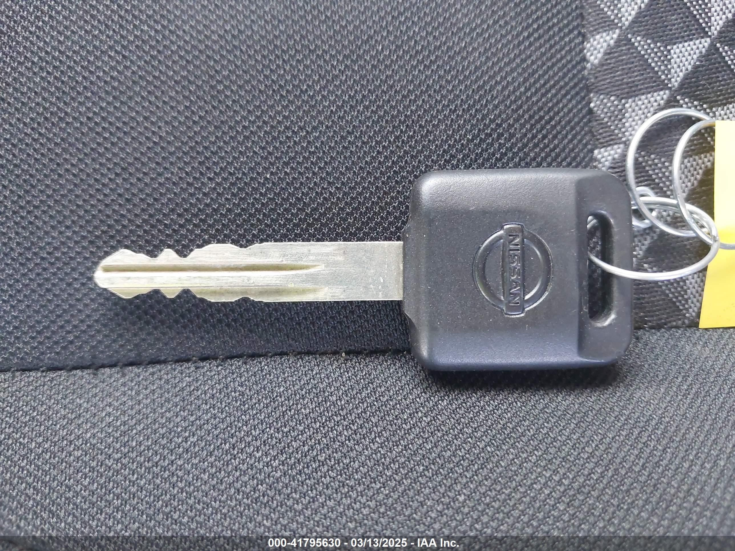 NISSAN VERSA image 11
