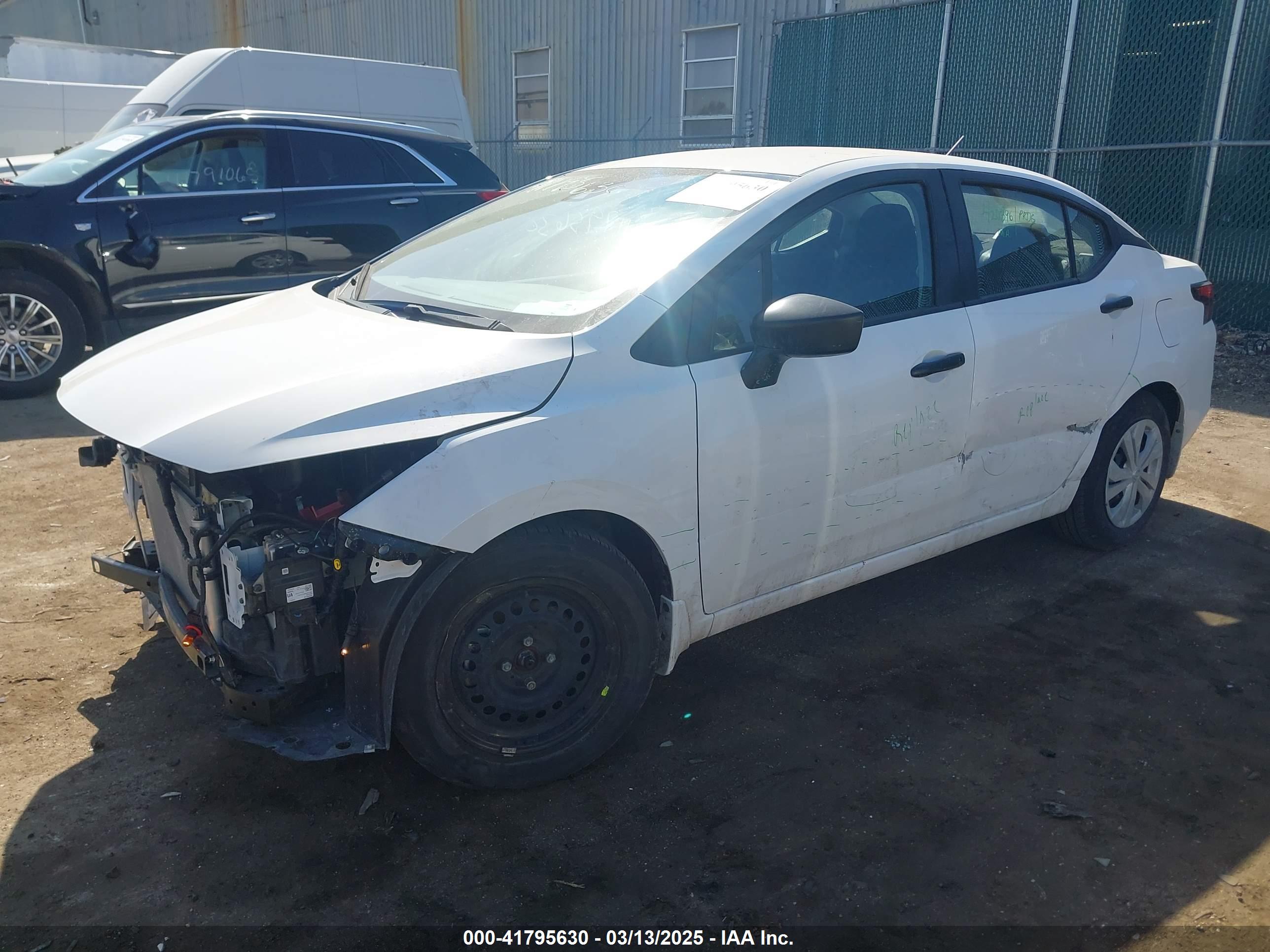 NISSAN VERSA image 2
