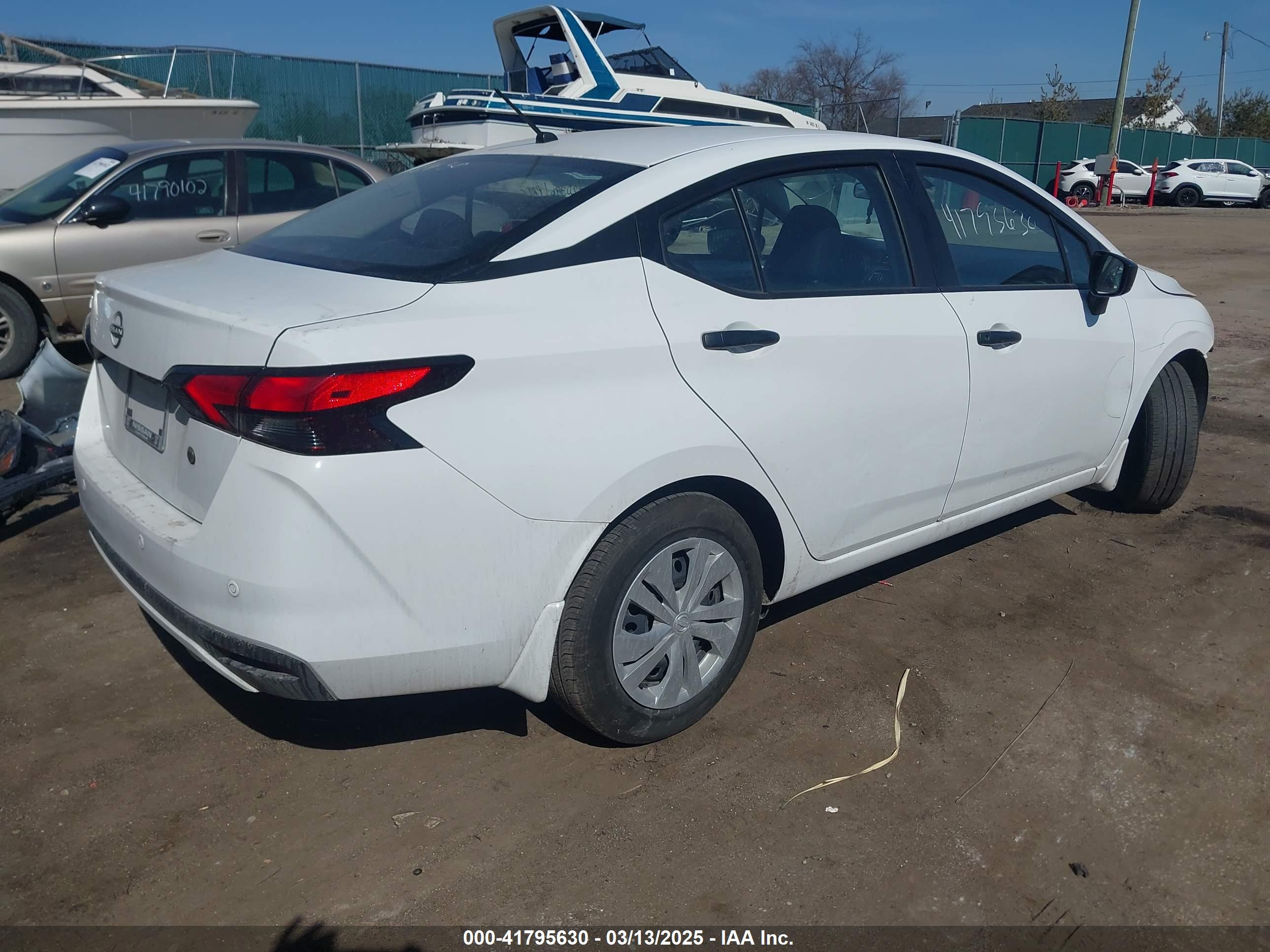 NISSAN VERSA image 4