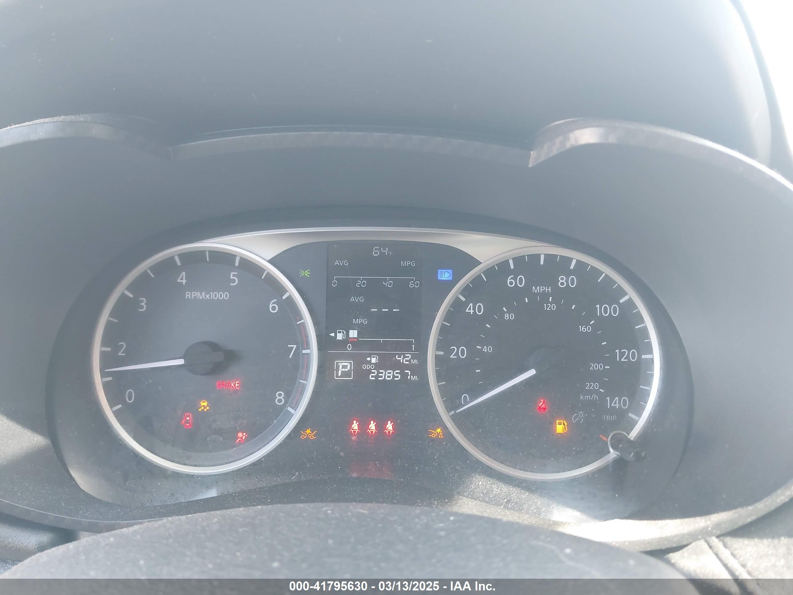 NISSAN VERSA image 7