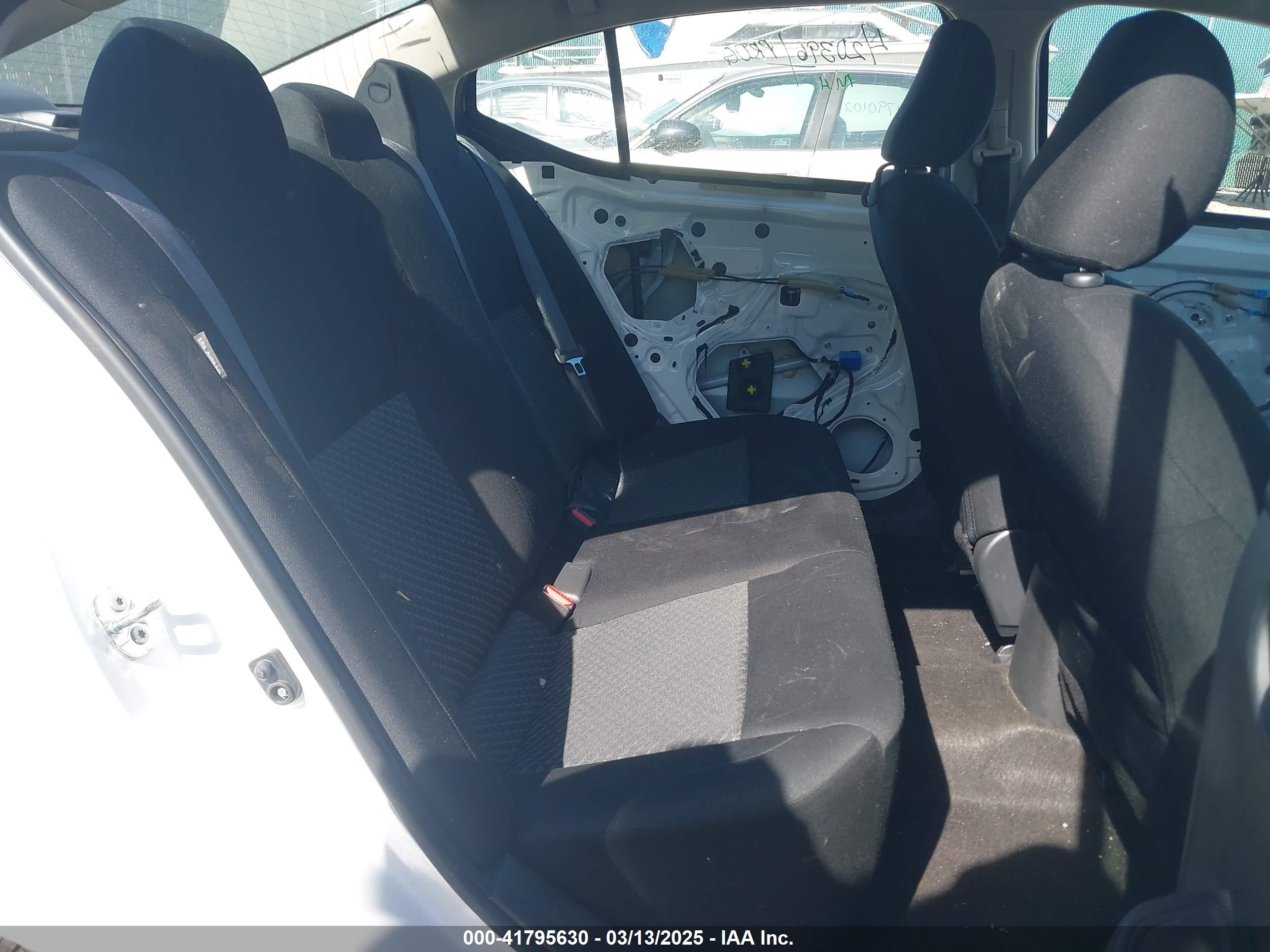 NISSAN VERSA image 8