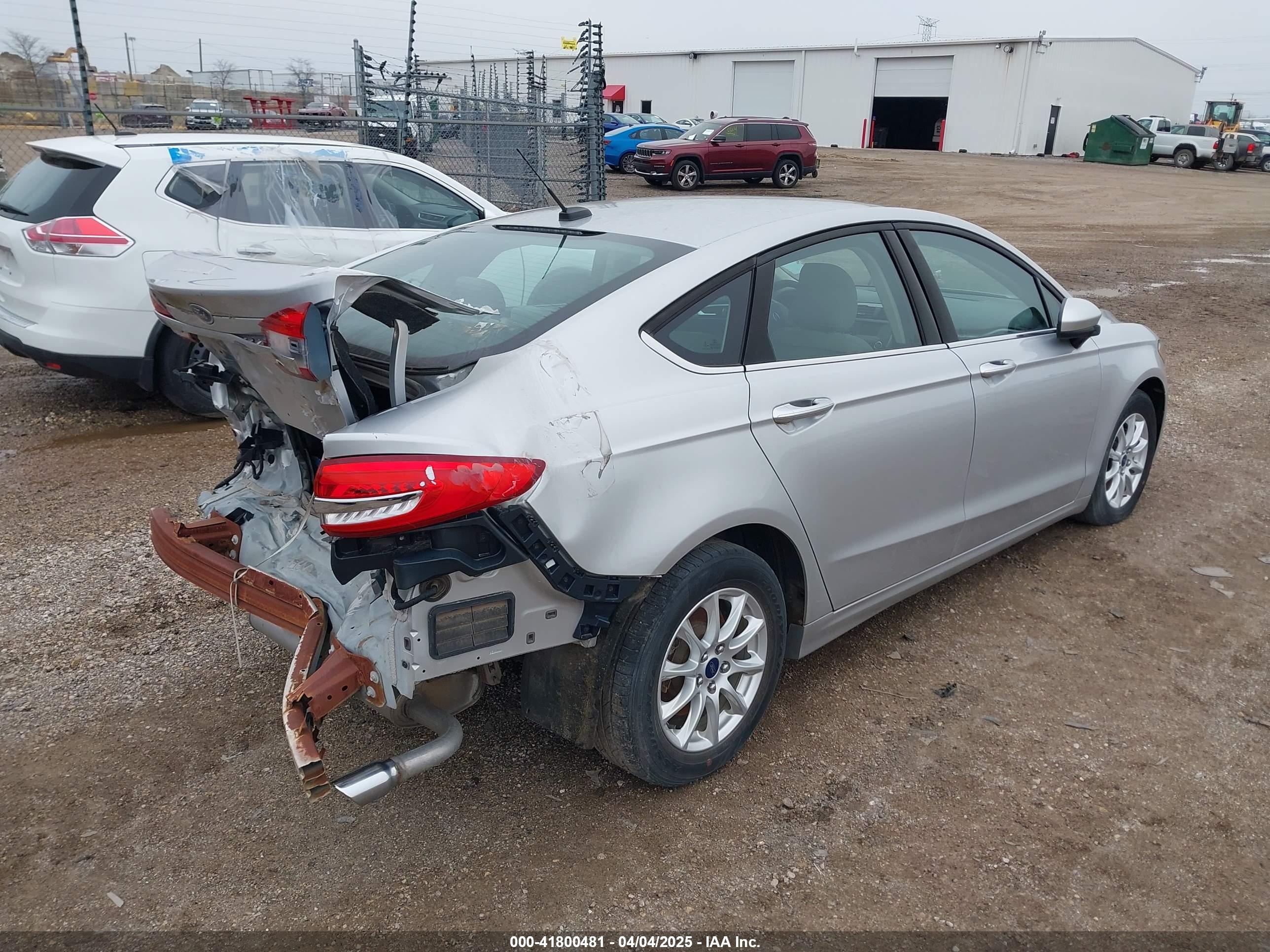 FORD FUSION image 4