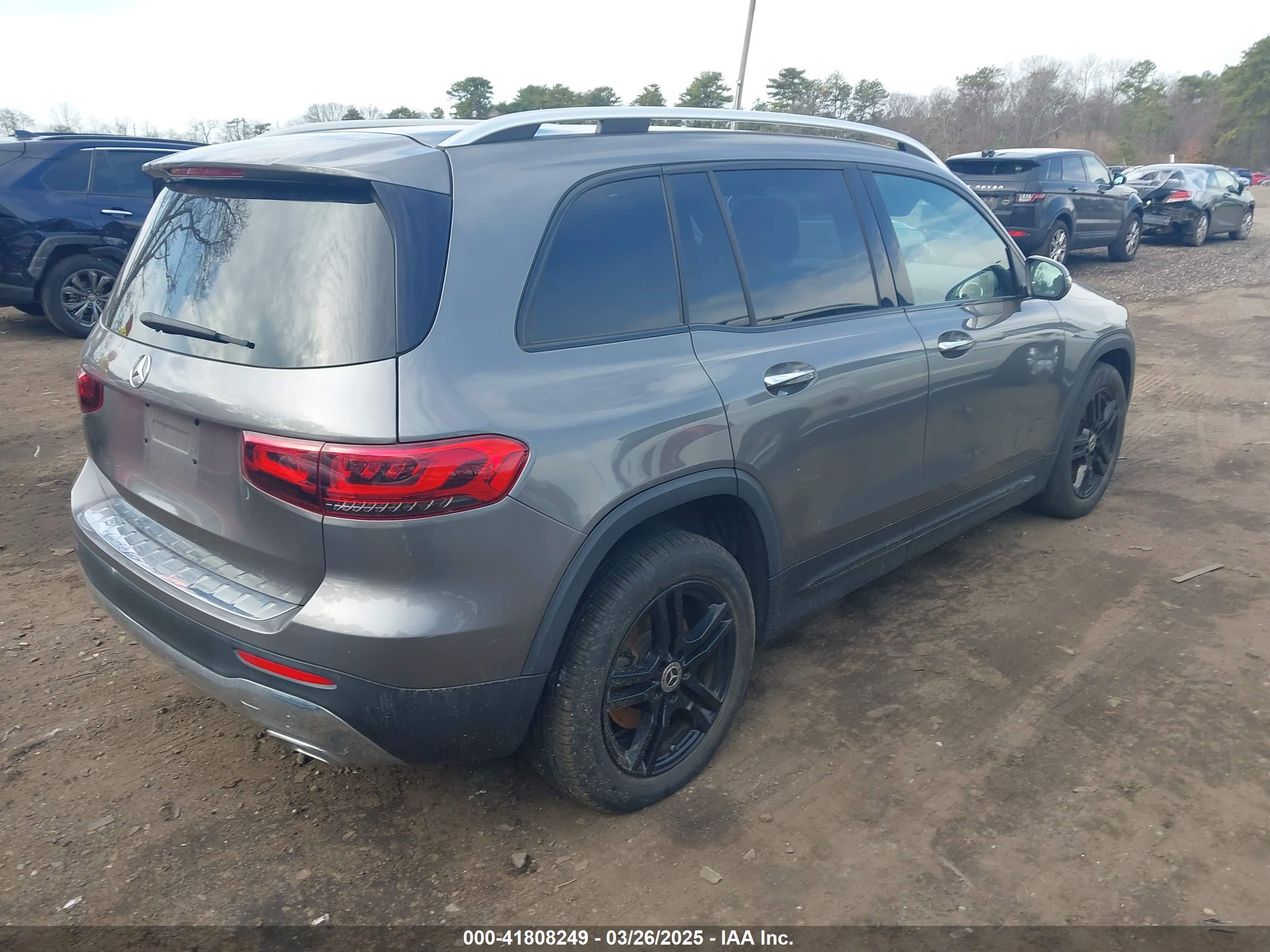 MERCEDES-BENZ GLB image 4