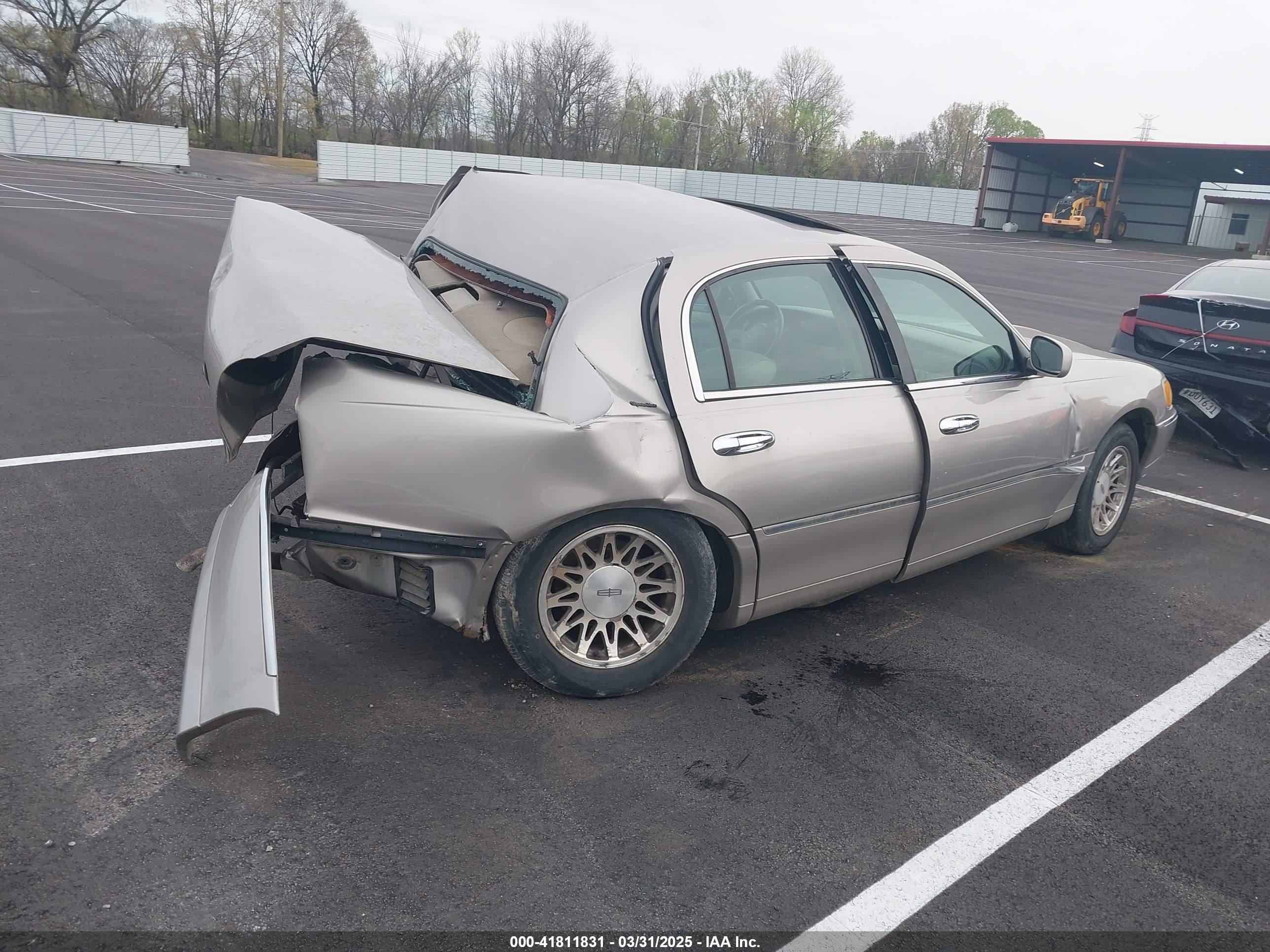 LINCOLN TOWN image 4
