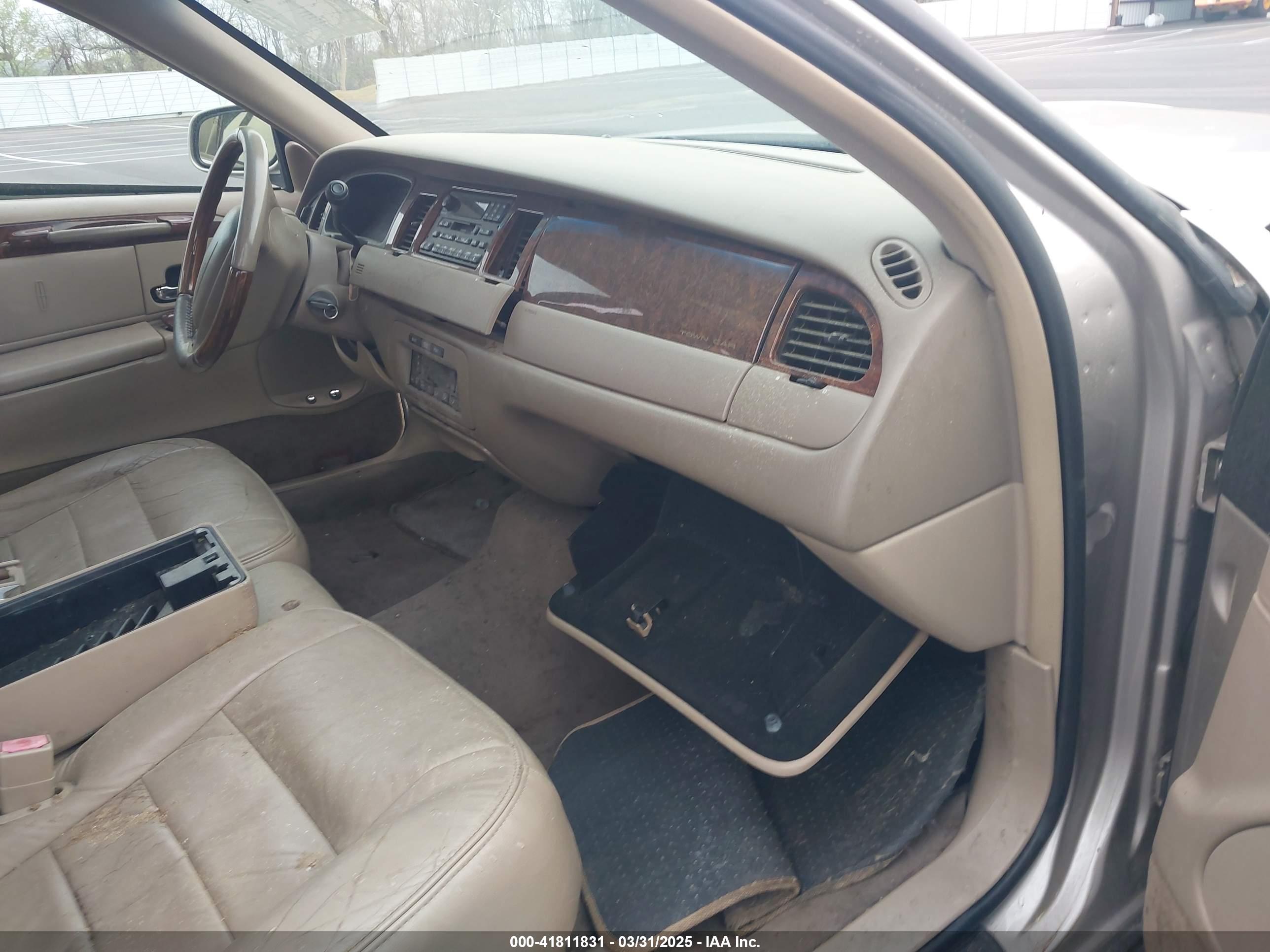 LINCOLN TOWN image 5