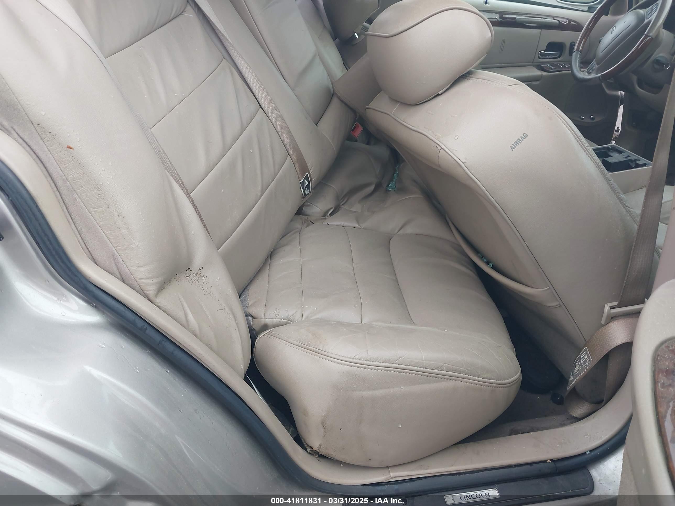 LINCOLN TOWN image 8