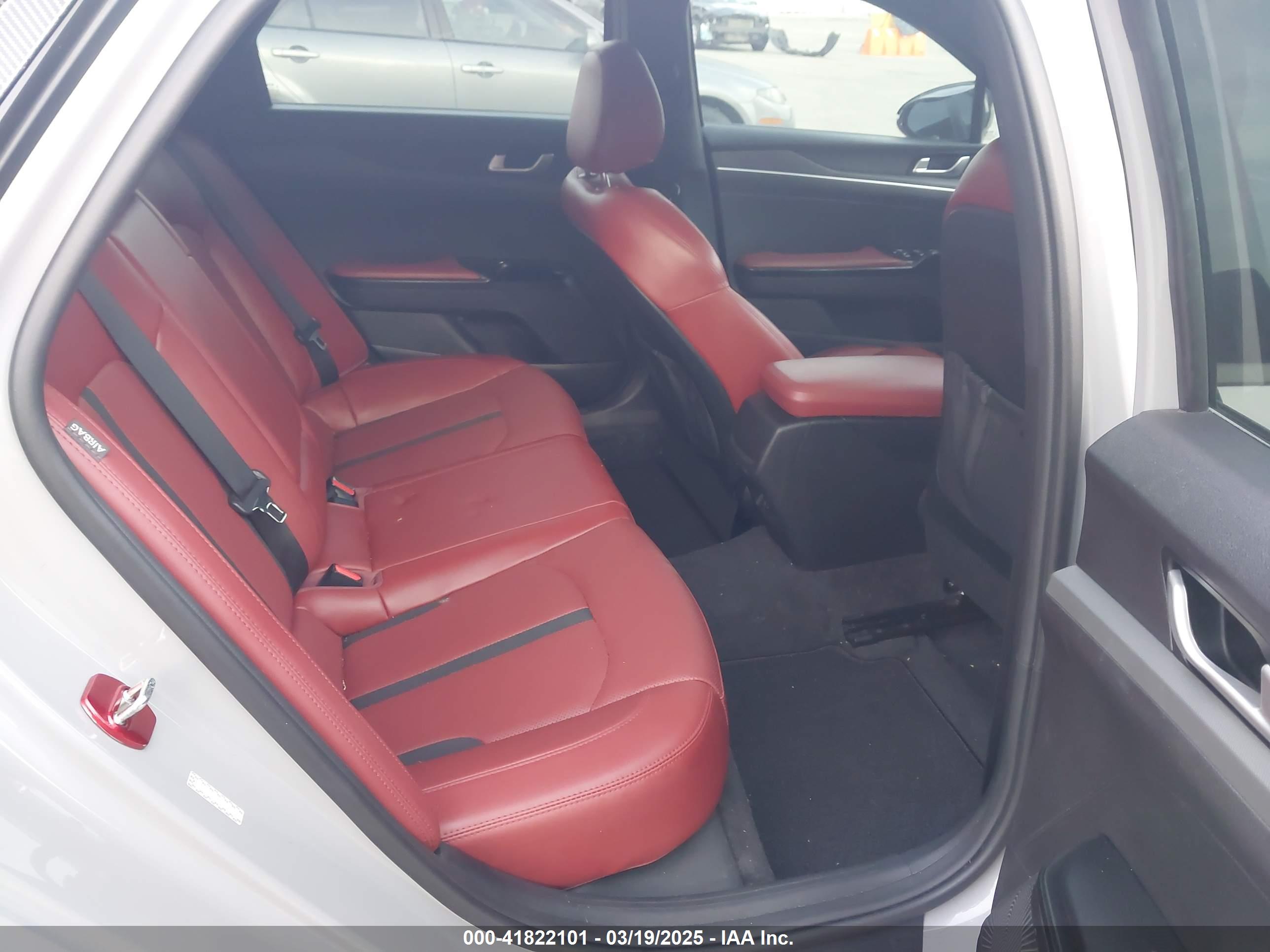KIA K5 image 8