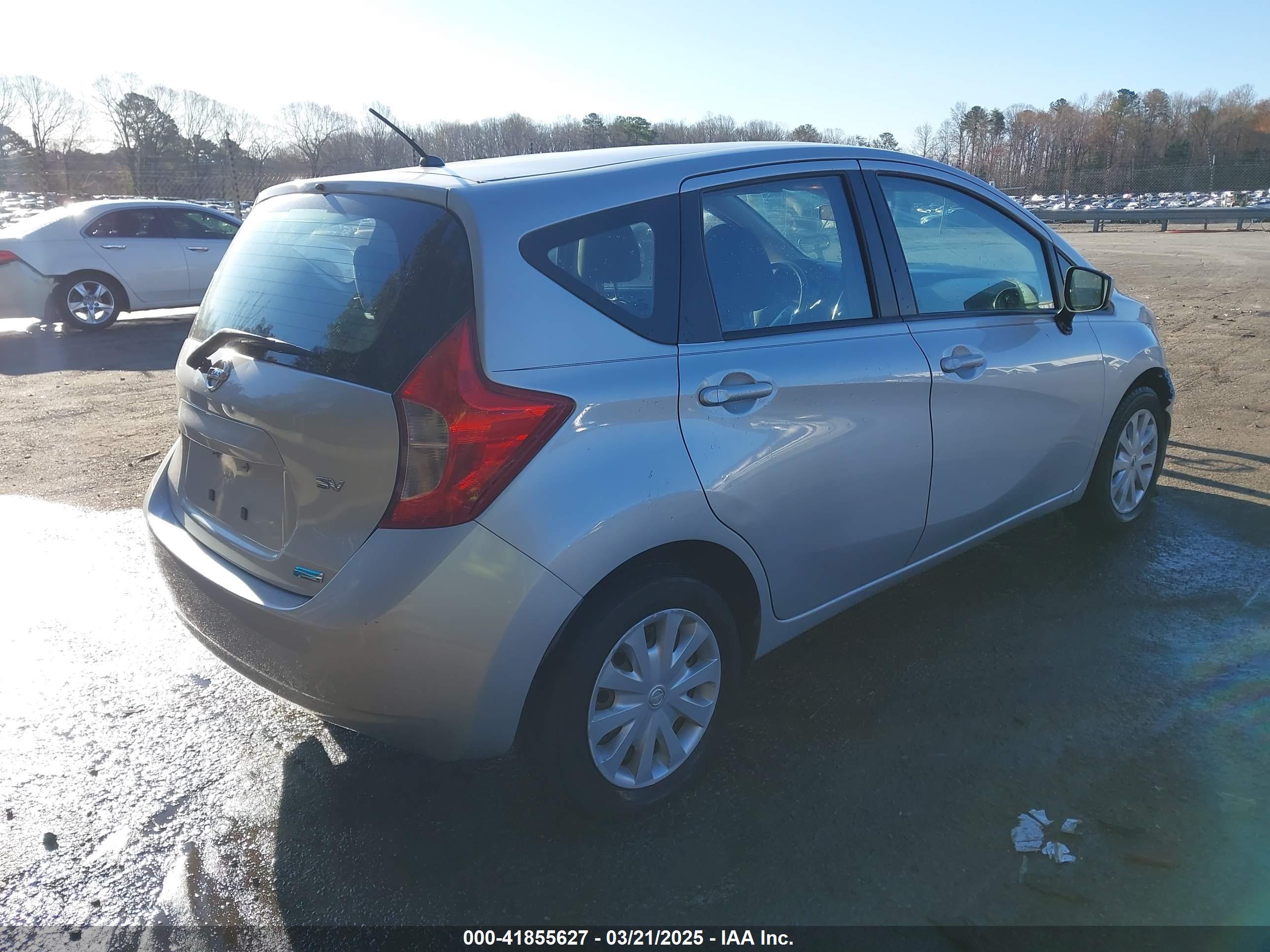 NISSAN VERSA image 4