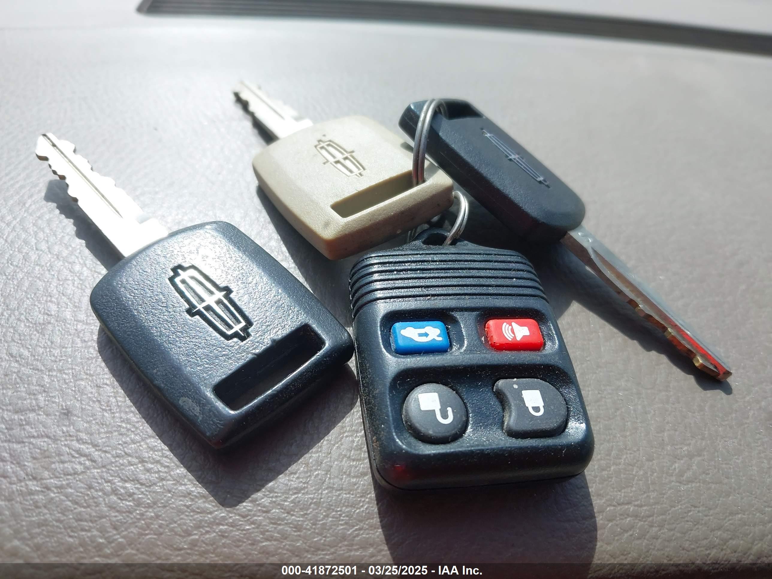 LINCOLN TOWN image 11
