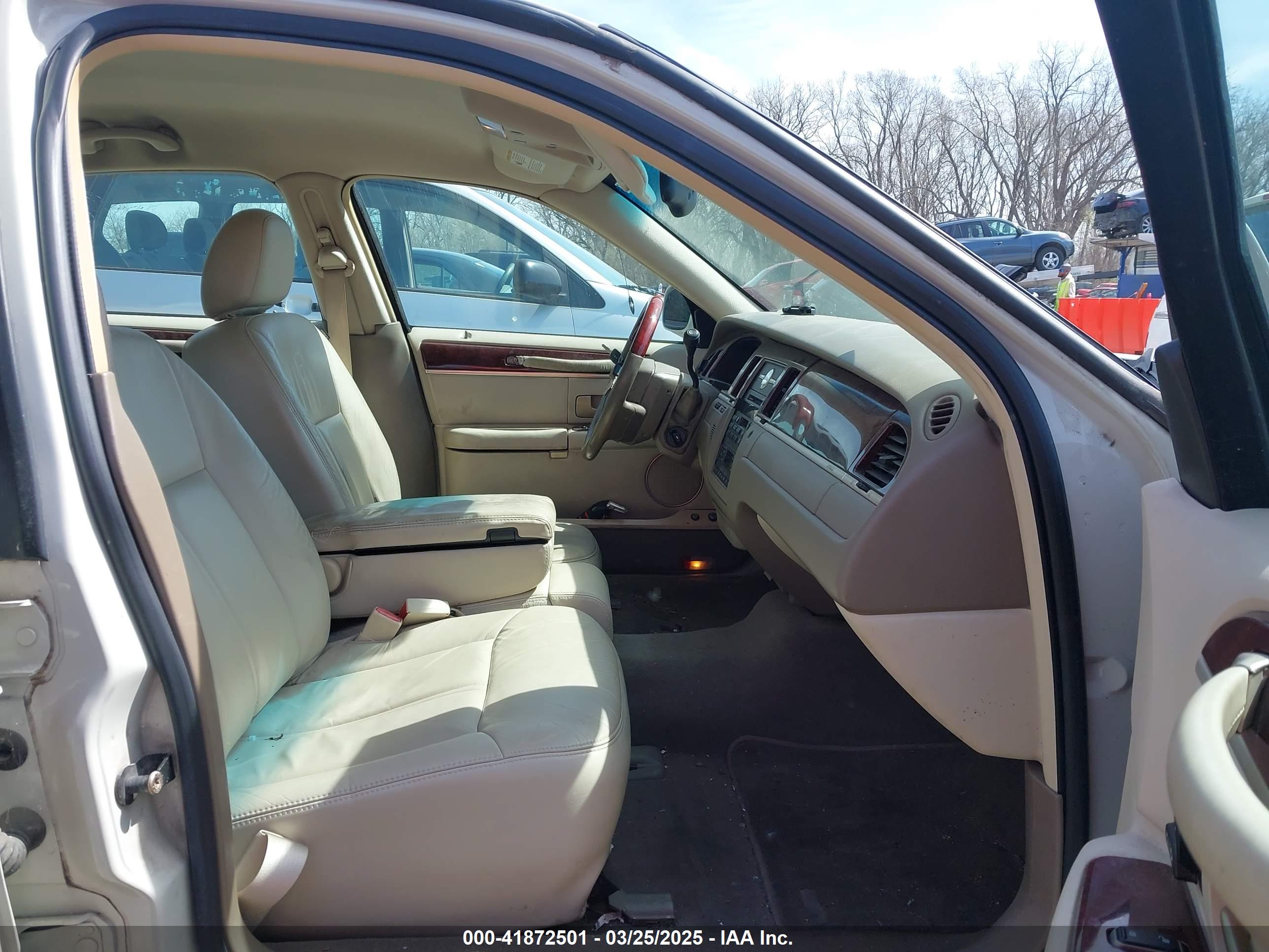 LINCOLN TOWN image 5