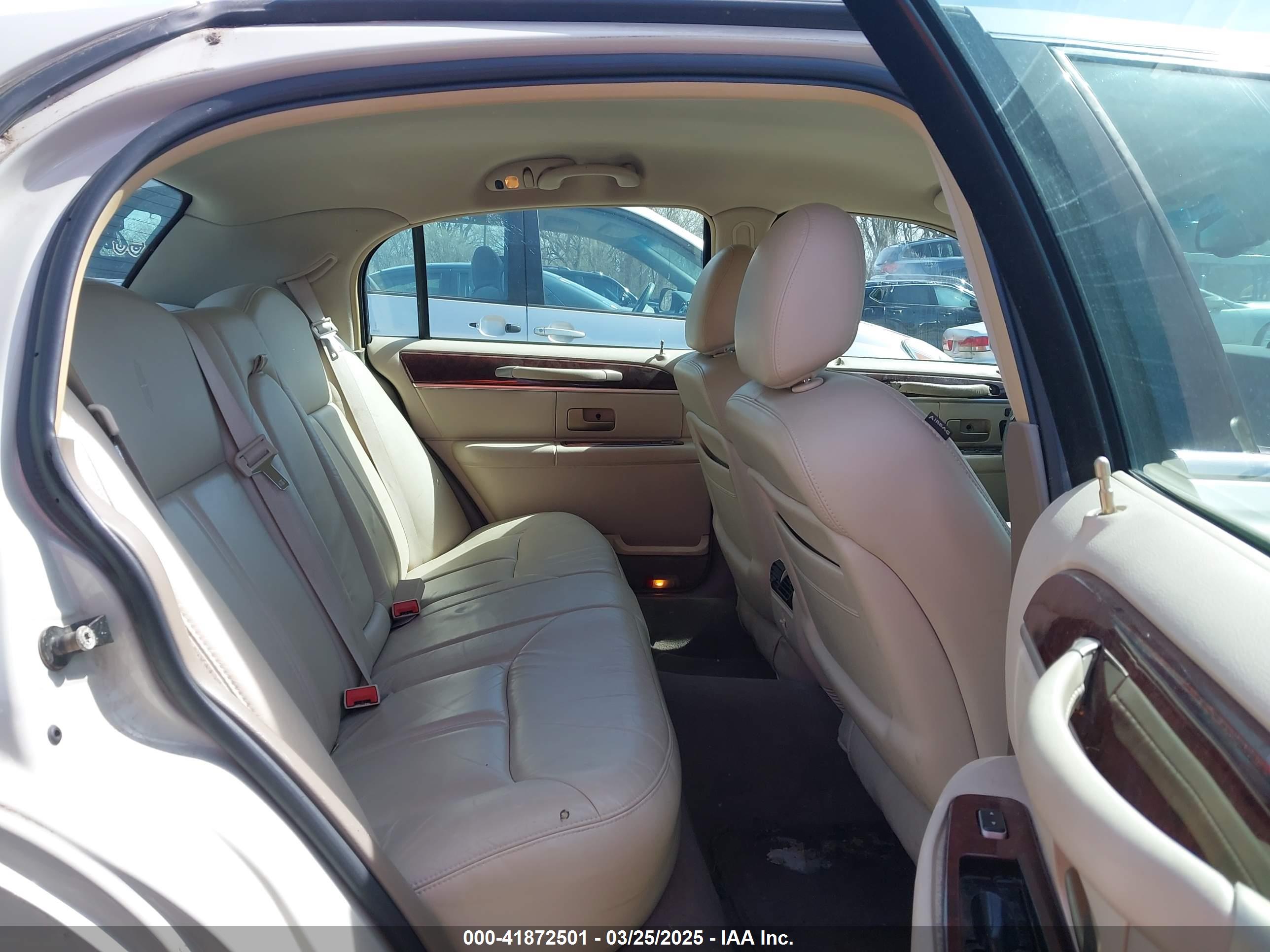 LINCOLN TOWN image 8