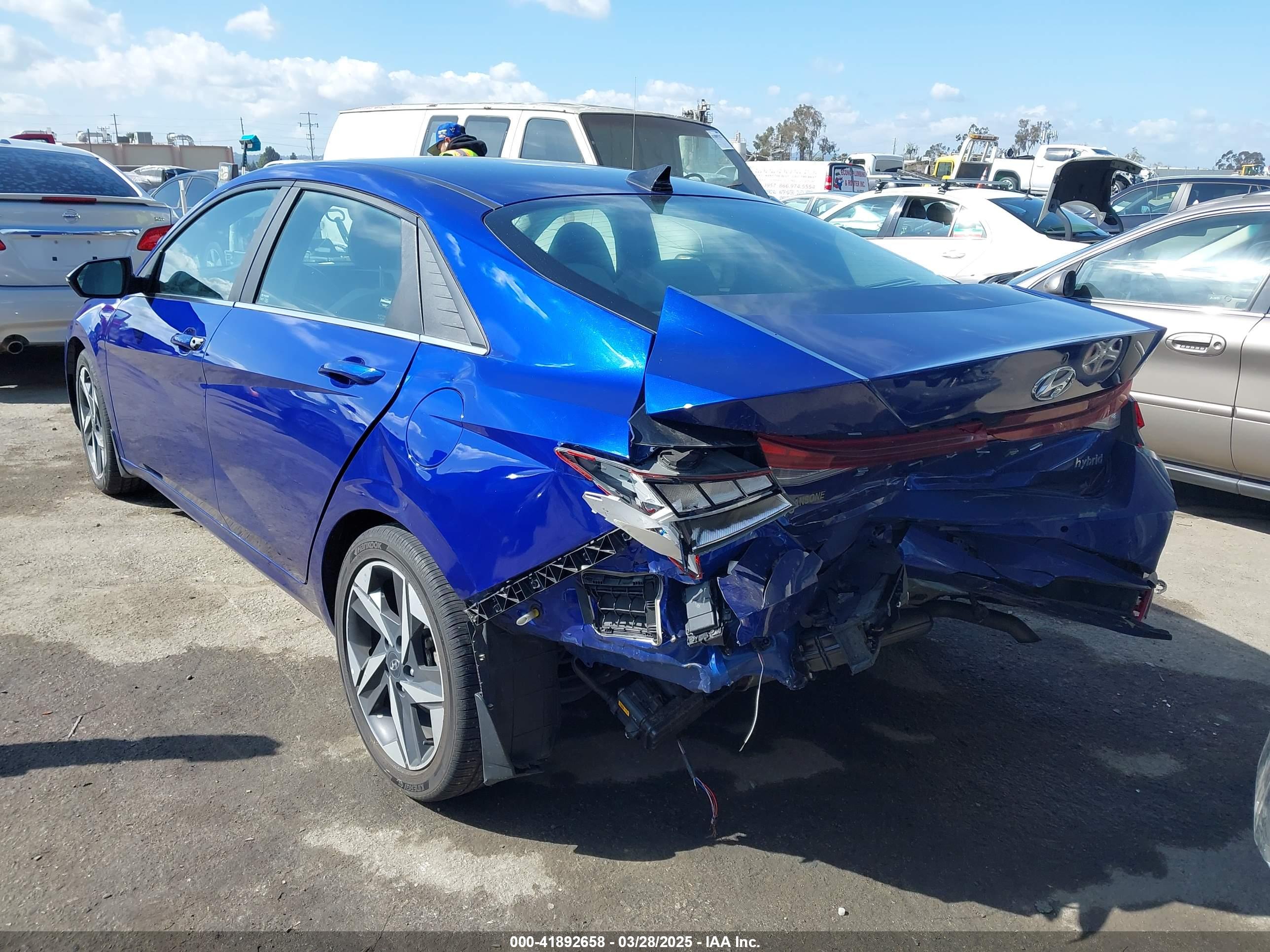 HYUNDAI ELANTRA image 3