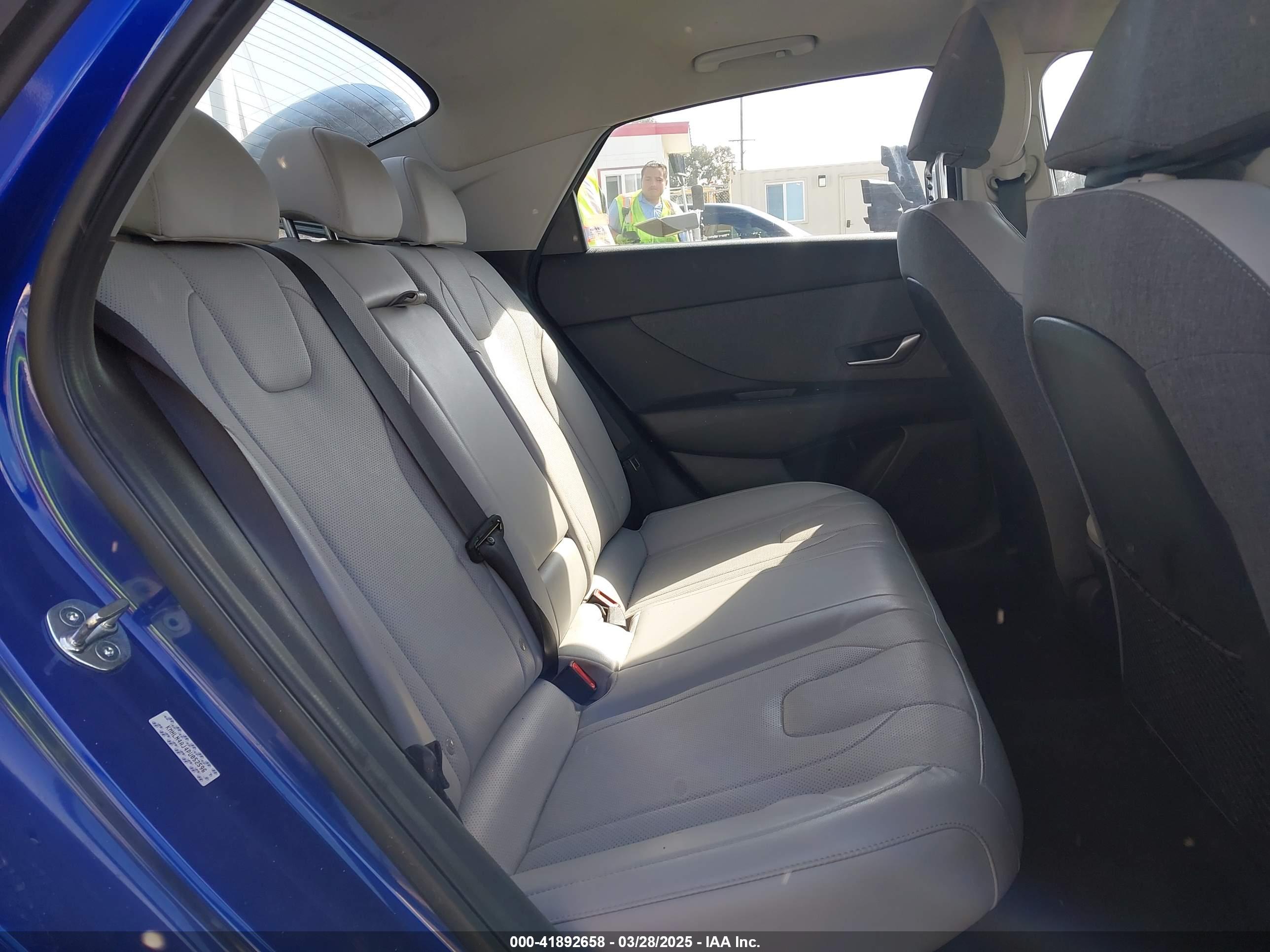 HYUNDAI ELANTRA image 8