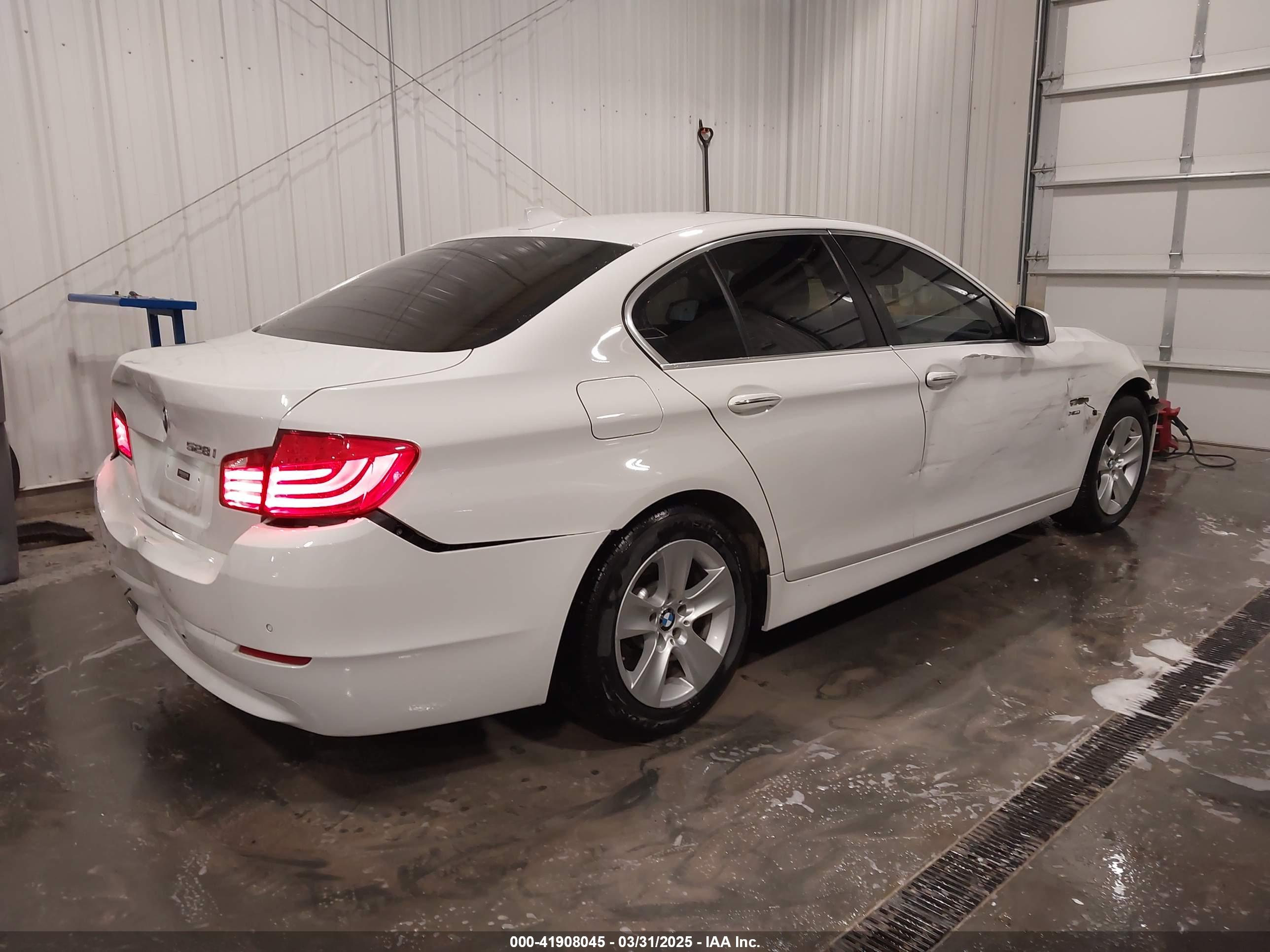 BMW 528I image 4