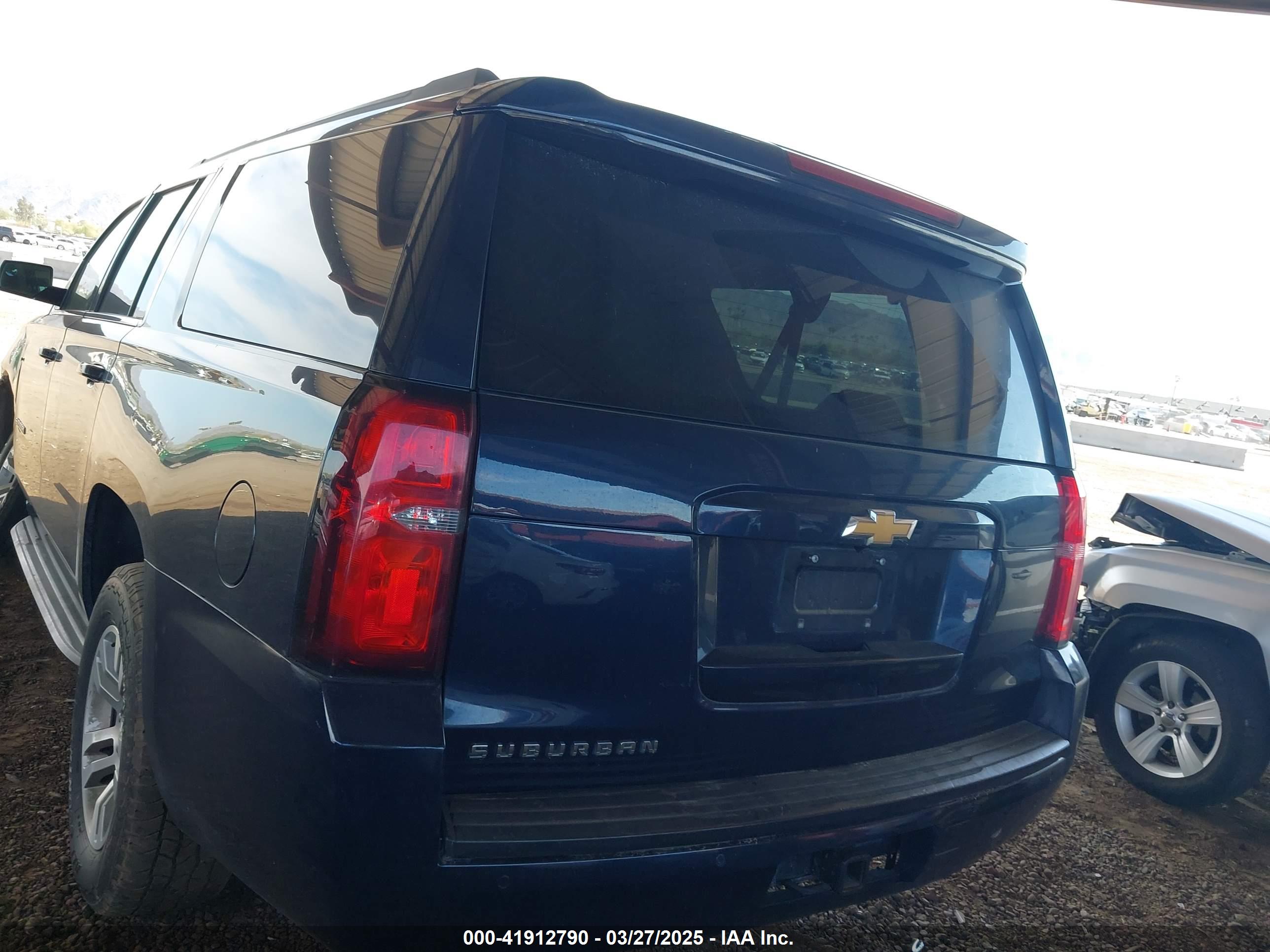 CHEVROLET SUBURBAN image 3