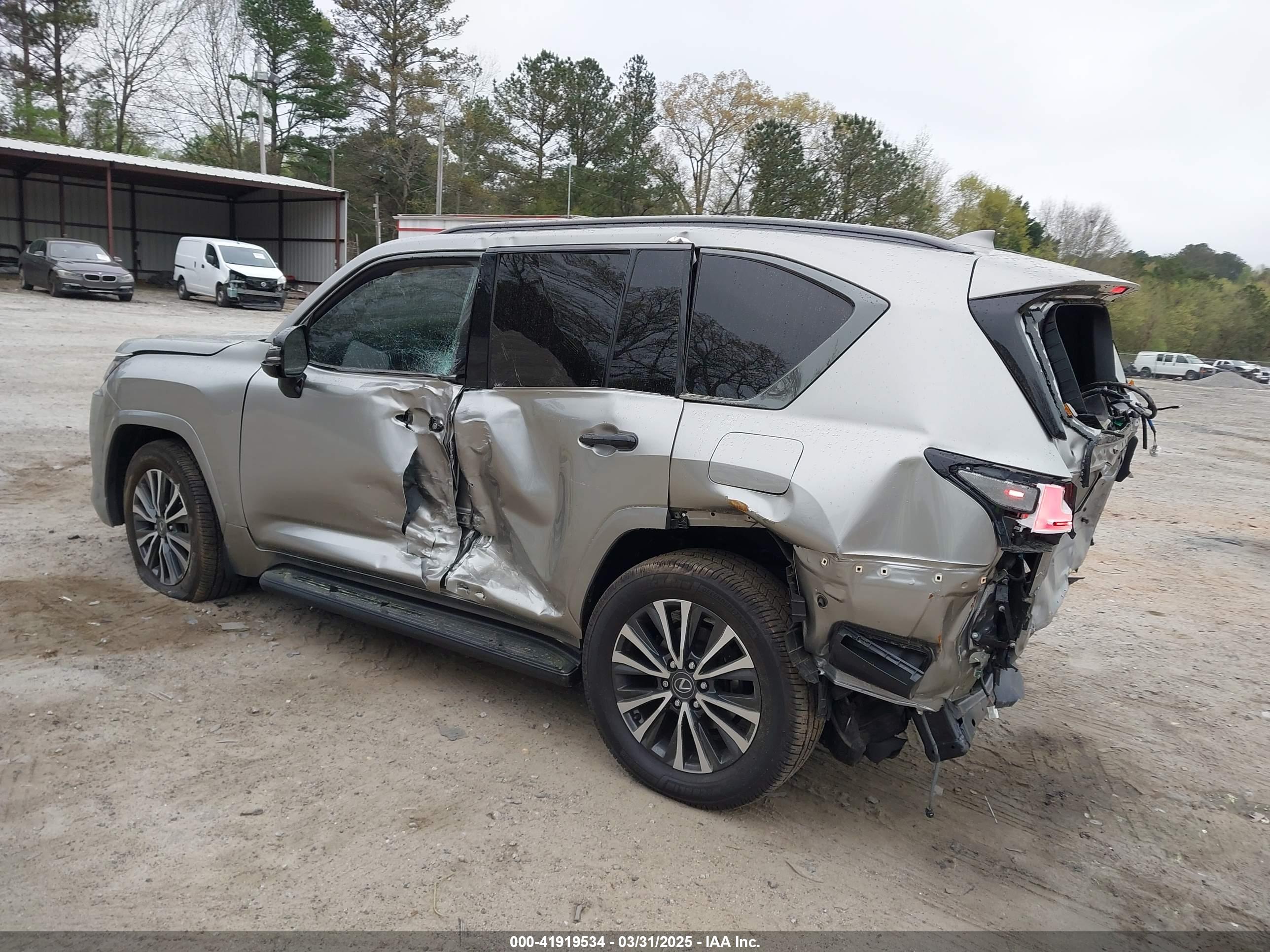 LEXUS LX image 3