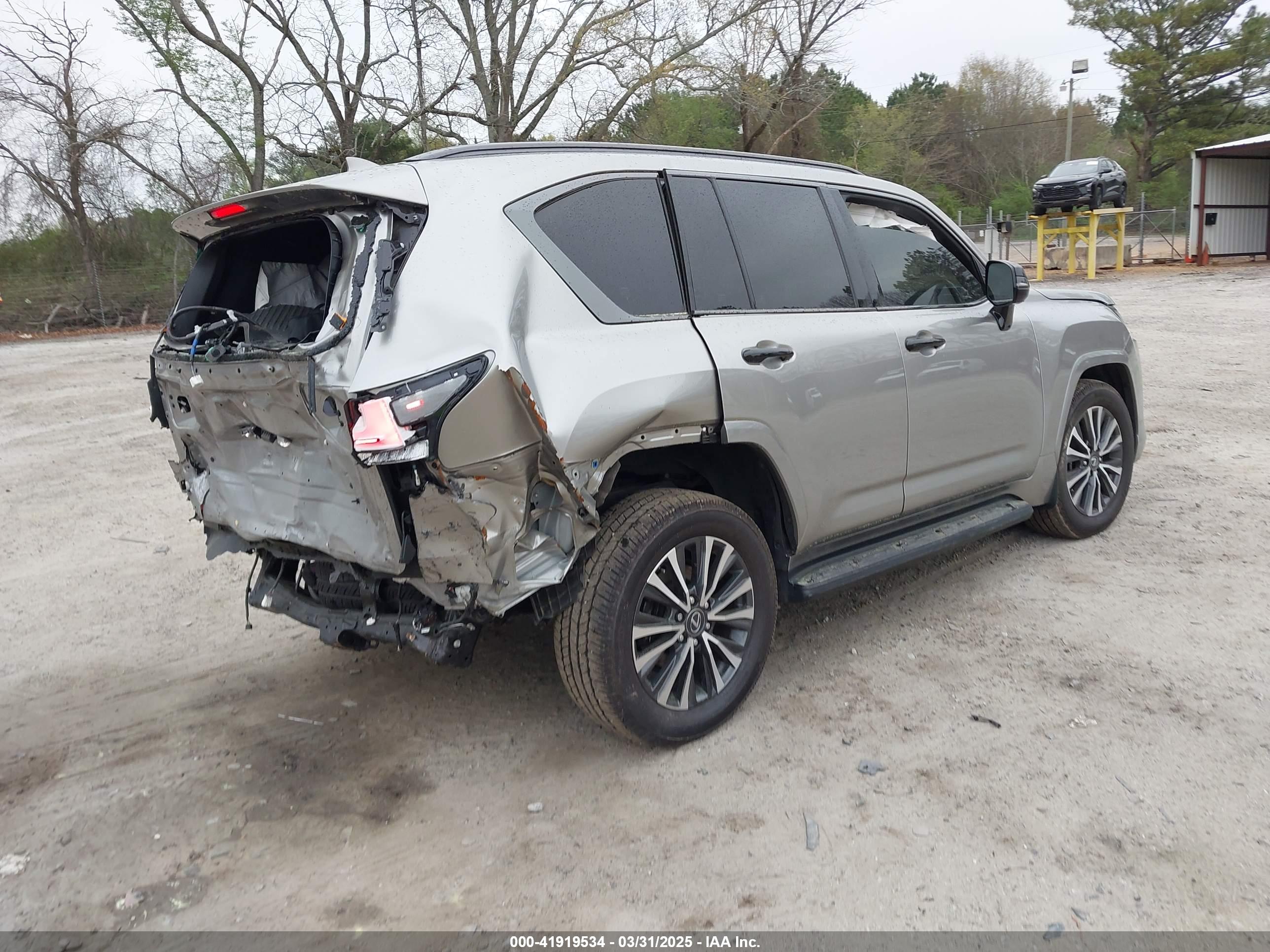 LEXUS LX image 4