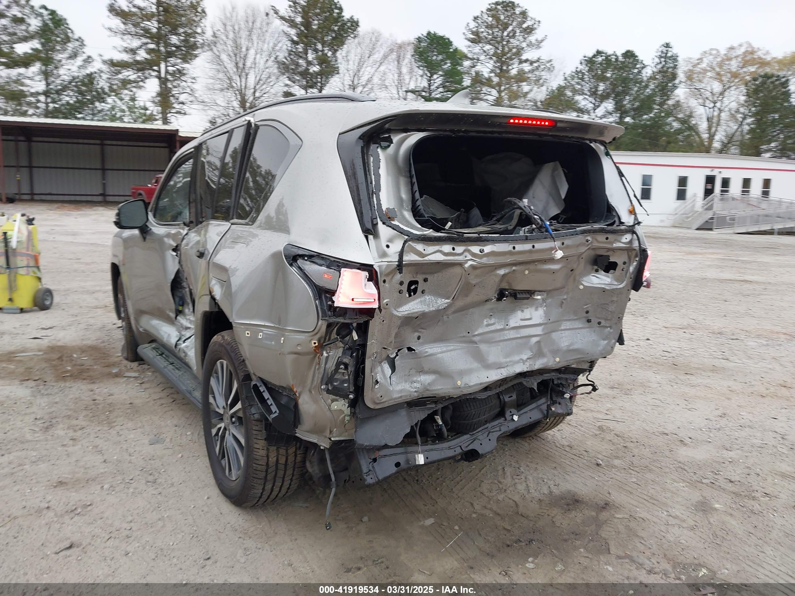 LEXUS LX image 6